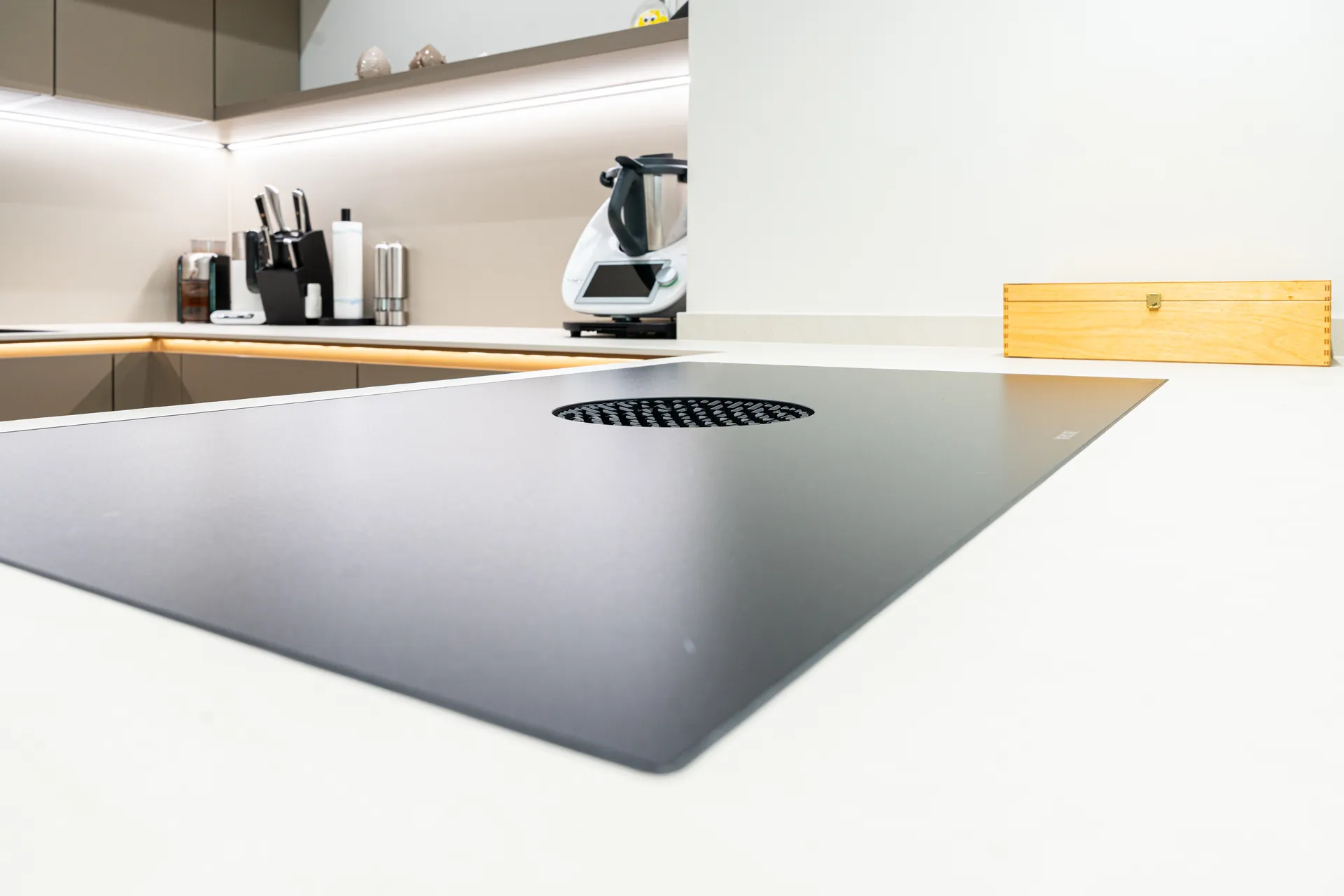 Grifflose Designküche in U-Form – Leicht Küche mit weißer Keramik
