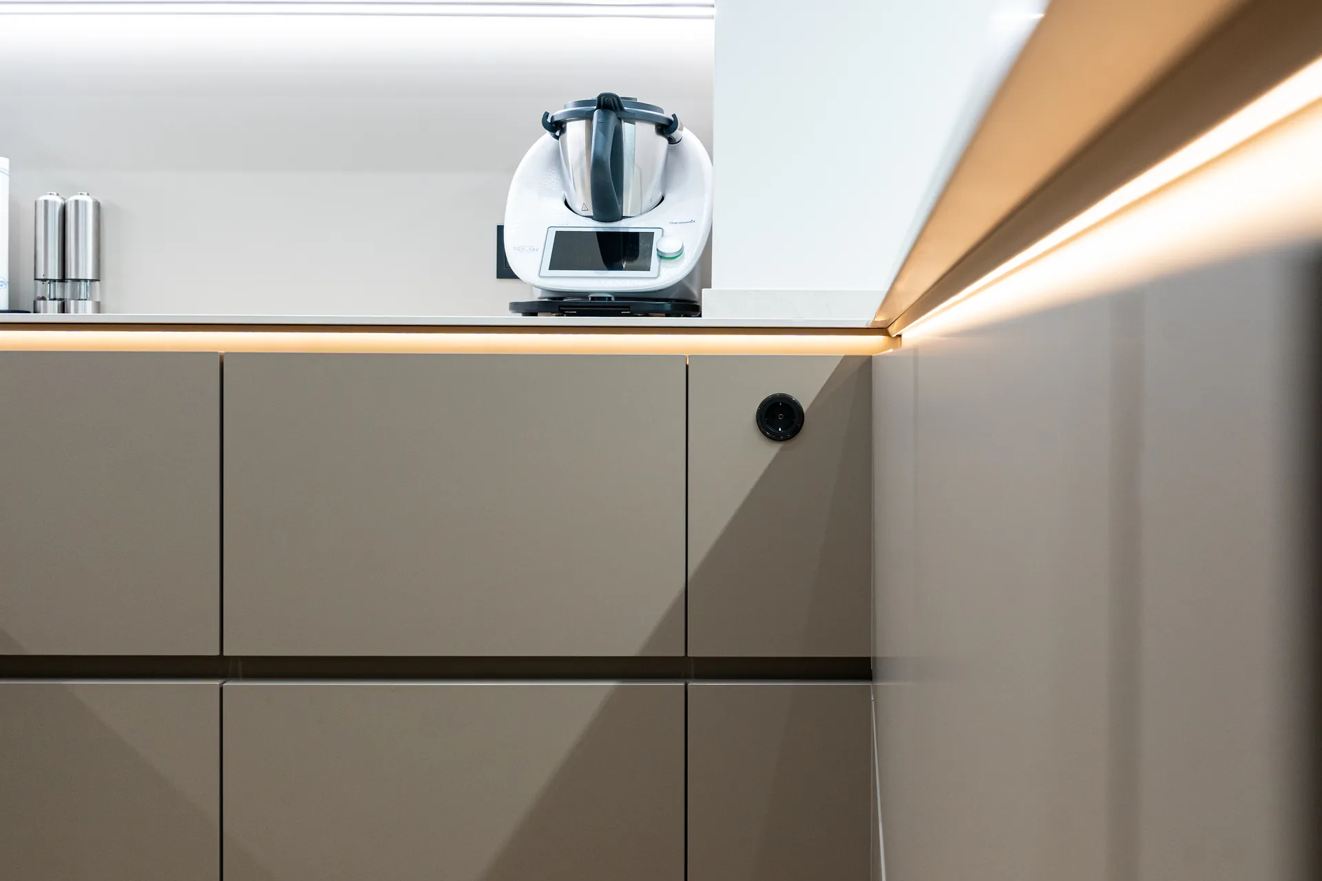 Grifflose Designküche in U-Form – Leicht Küche mit weißer Keramik