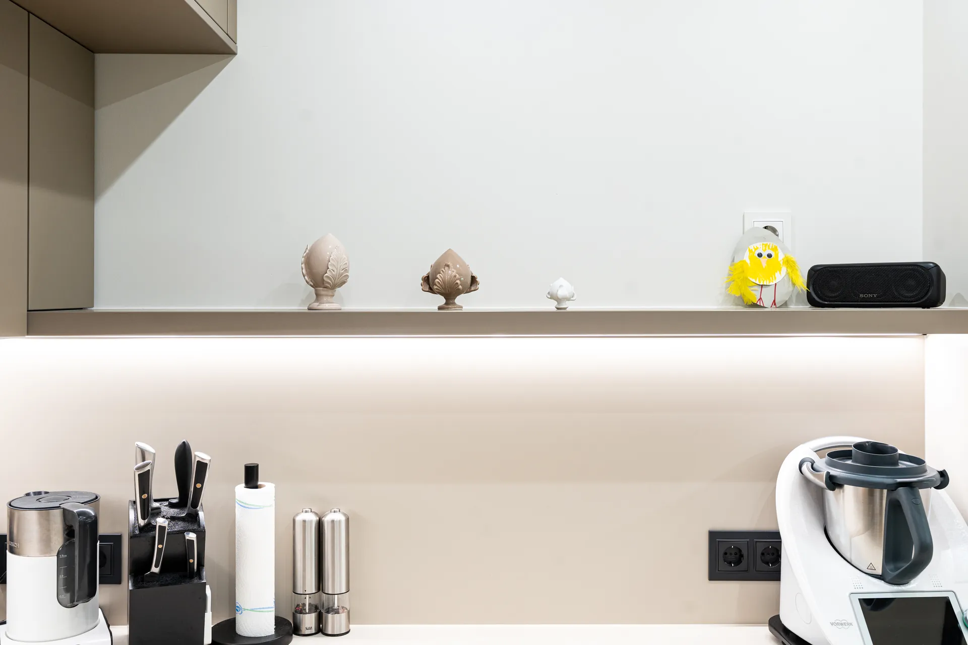 Grifflose Designküche in U-Form – Leicht Küche mit weißer Keramik