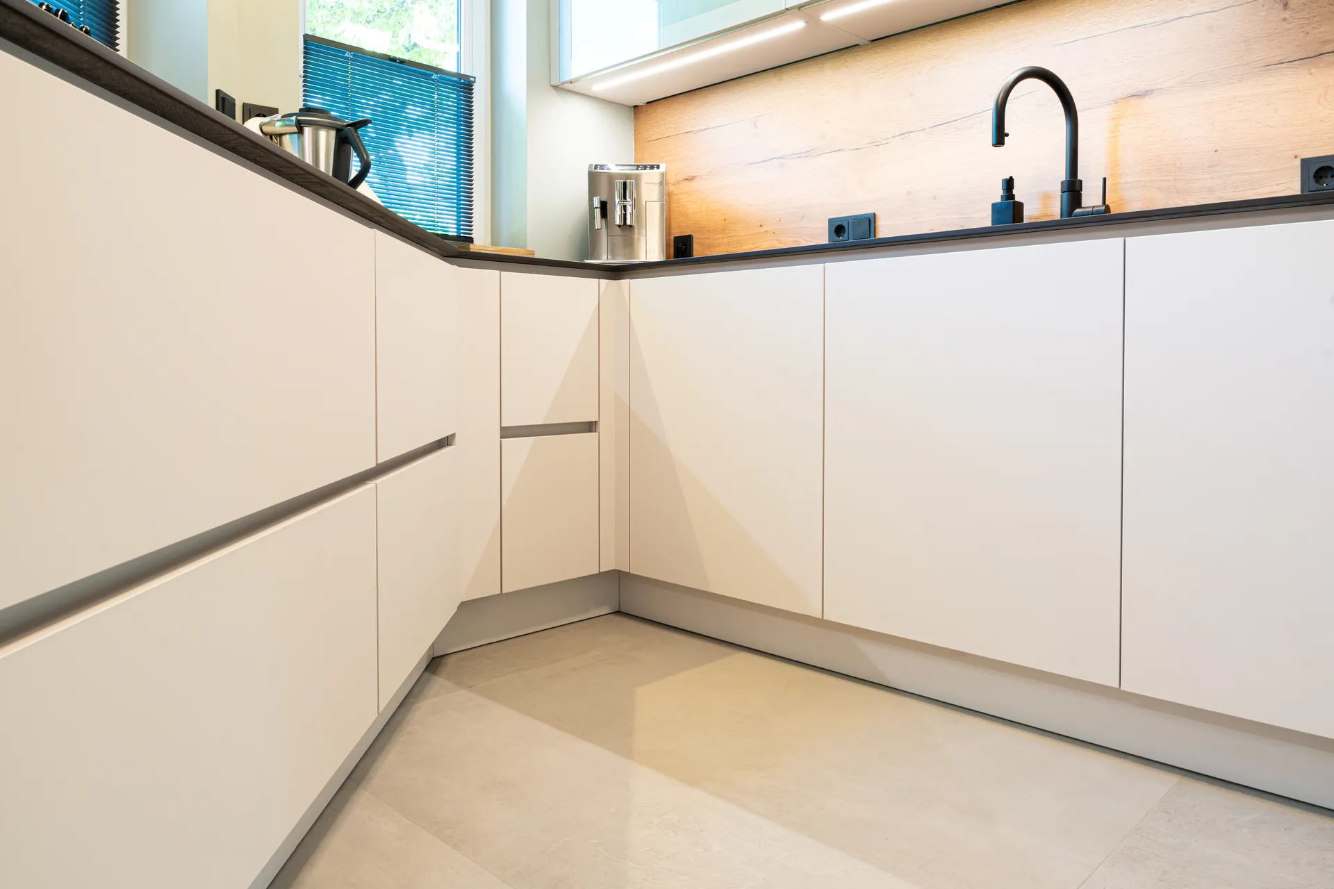 Grifflose Schreinerküche in U-Form – Keramik mit Quooker und Miele