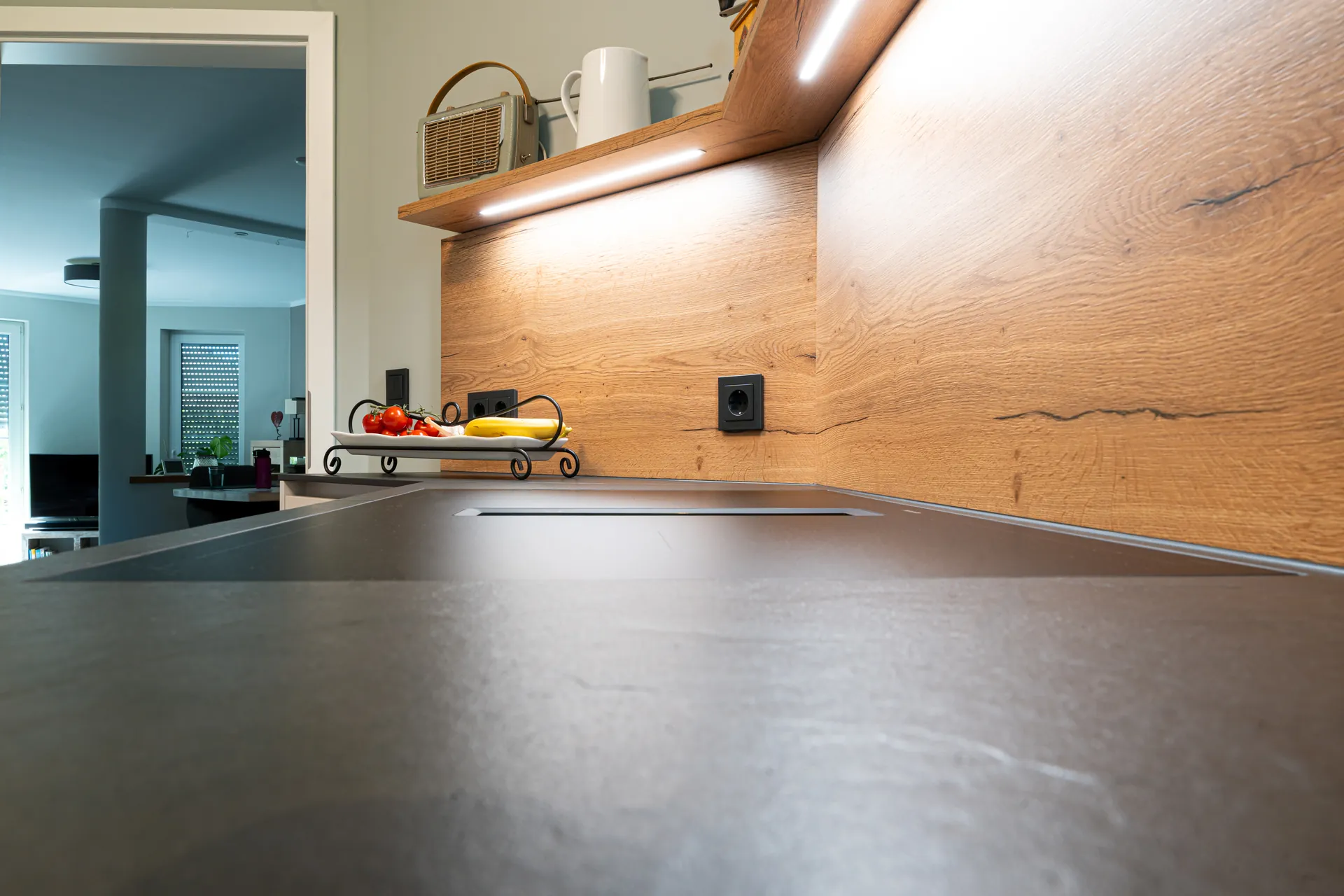 Grifflose Schreinerküche in U-Form – Keramik mit Quooker und Miele