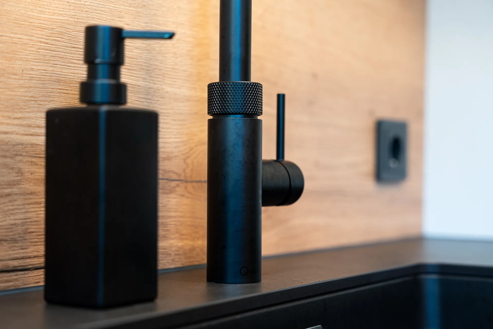 Grifflose Schreinerküche in U-Form – Keramik mit Quooker und Miele