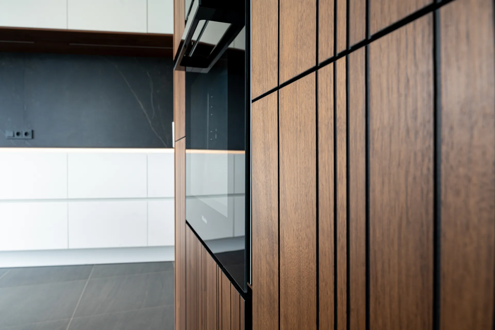 Grifflose Designküche mit Insel – Weiß, Holz und Keramik