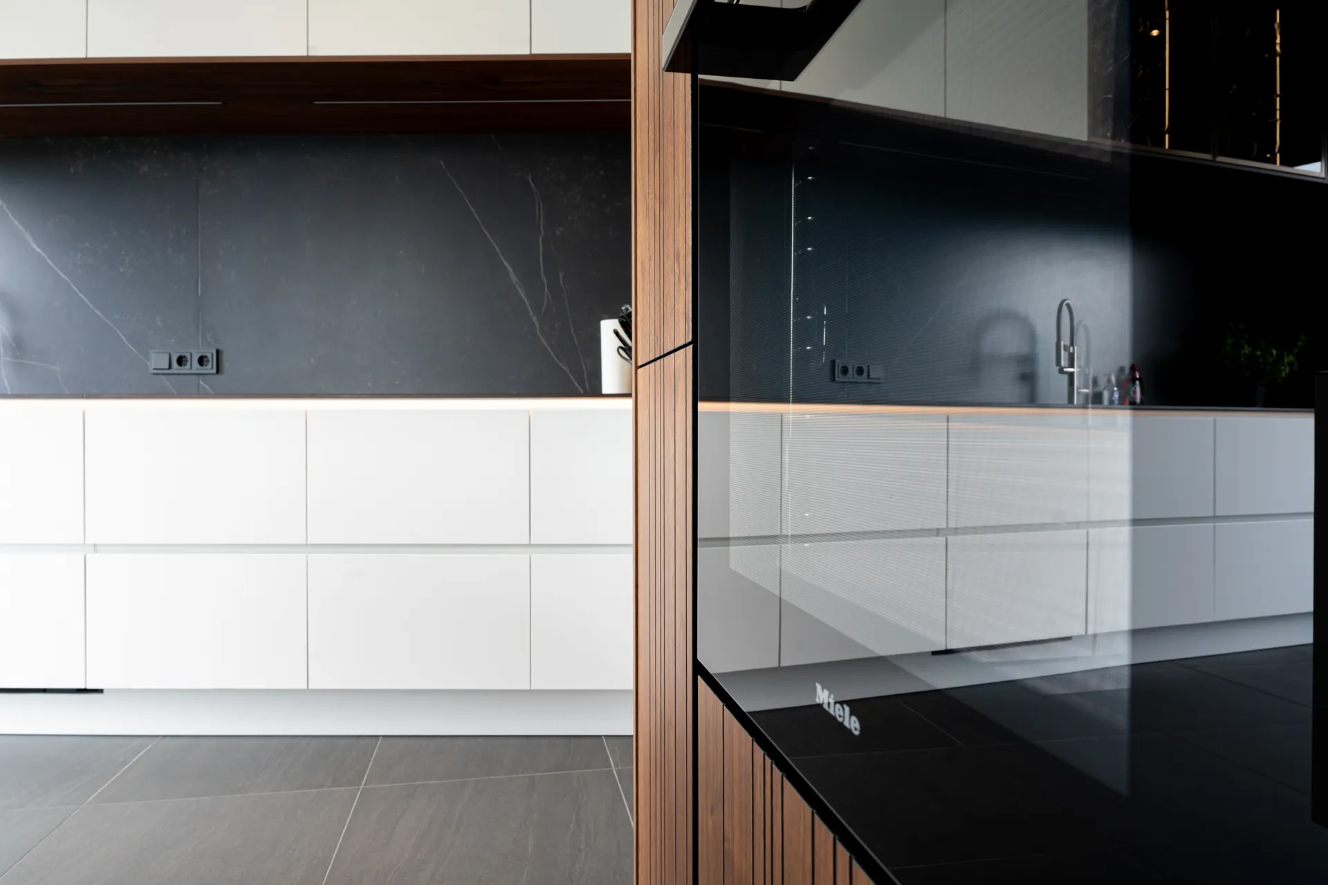 Grifflose Designküche mit Insel – Weiß, Holz und Keramik