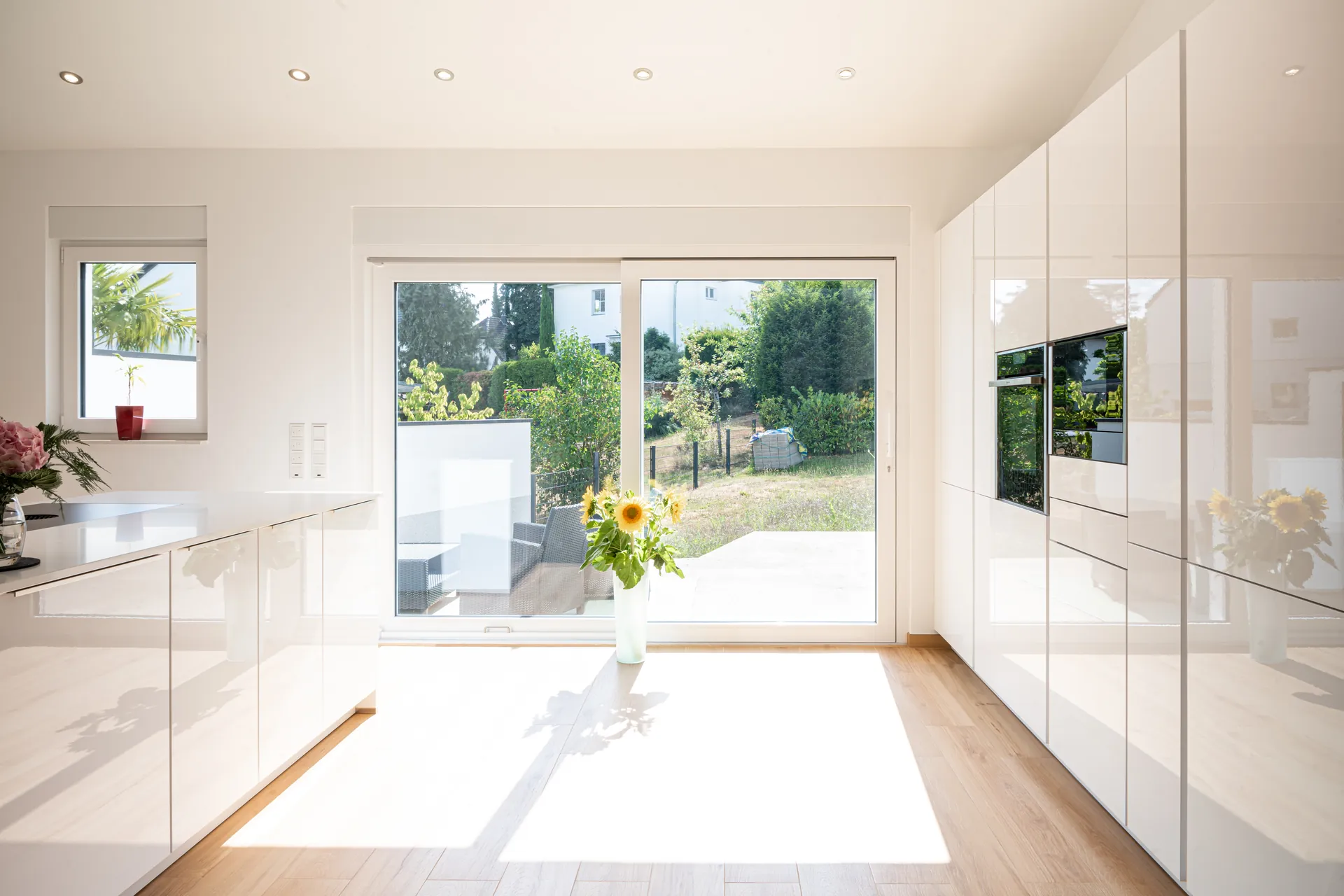 Designküche in U-Form – Halbinsel mit Quarzkomposit und Bora
