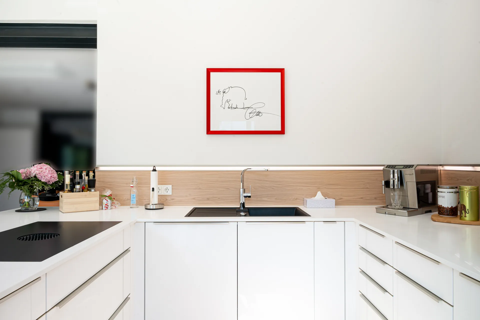 Designküche in U-Form – Halbinsel mit Quarzkomposit und Bora