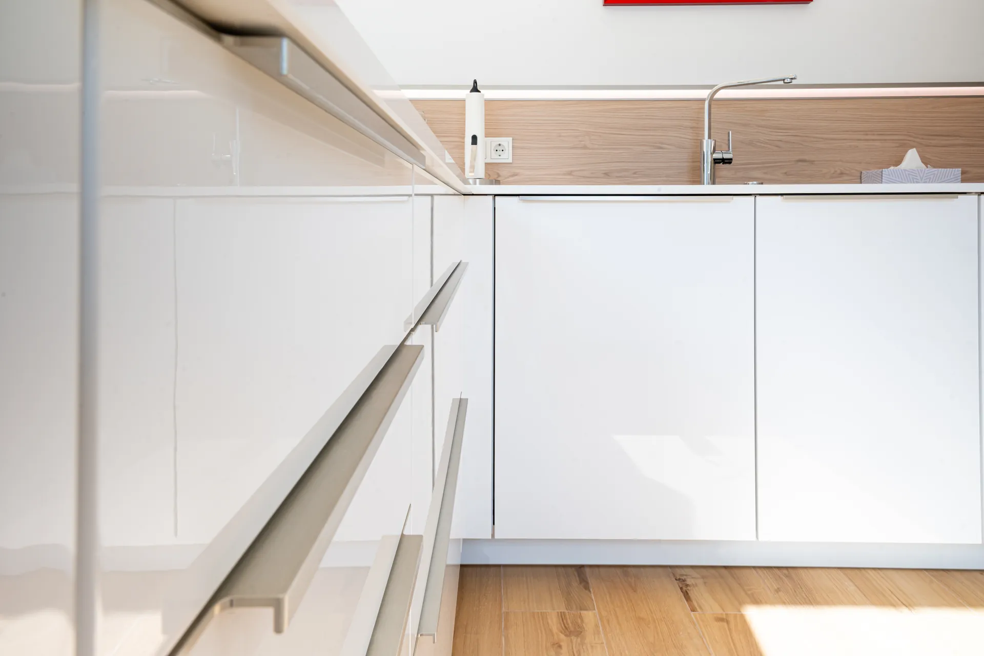 Designküche in U-Form – Halbinsel mit Quarzkomposit und Bora