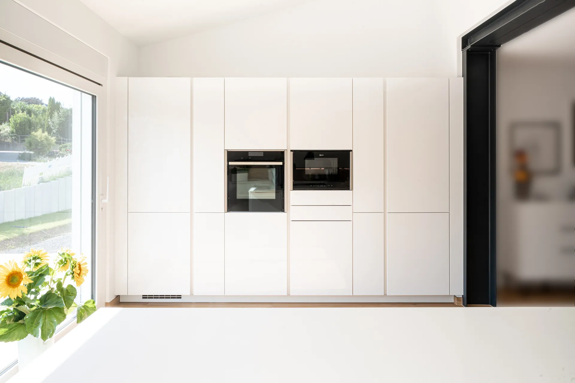 Designküche in U-Form – Halbinsel mit Quarzkomposit und Bora