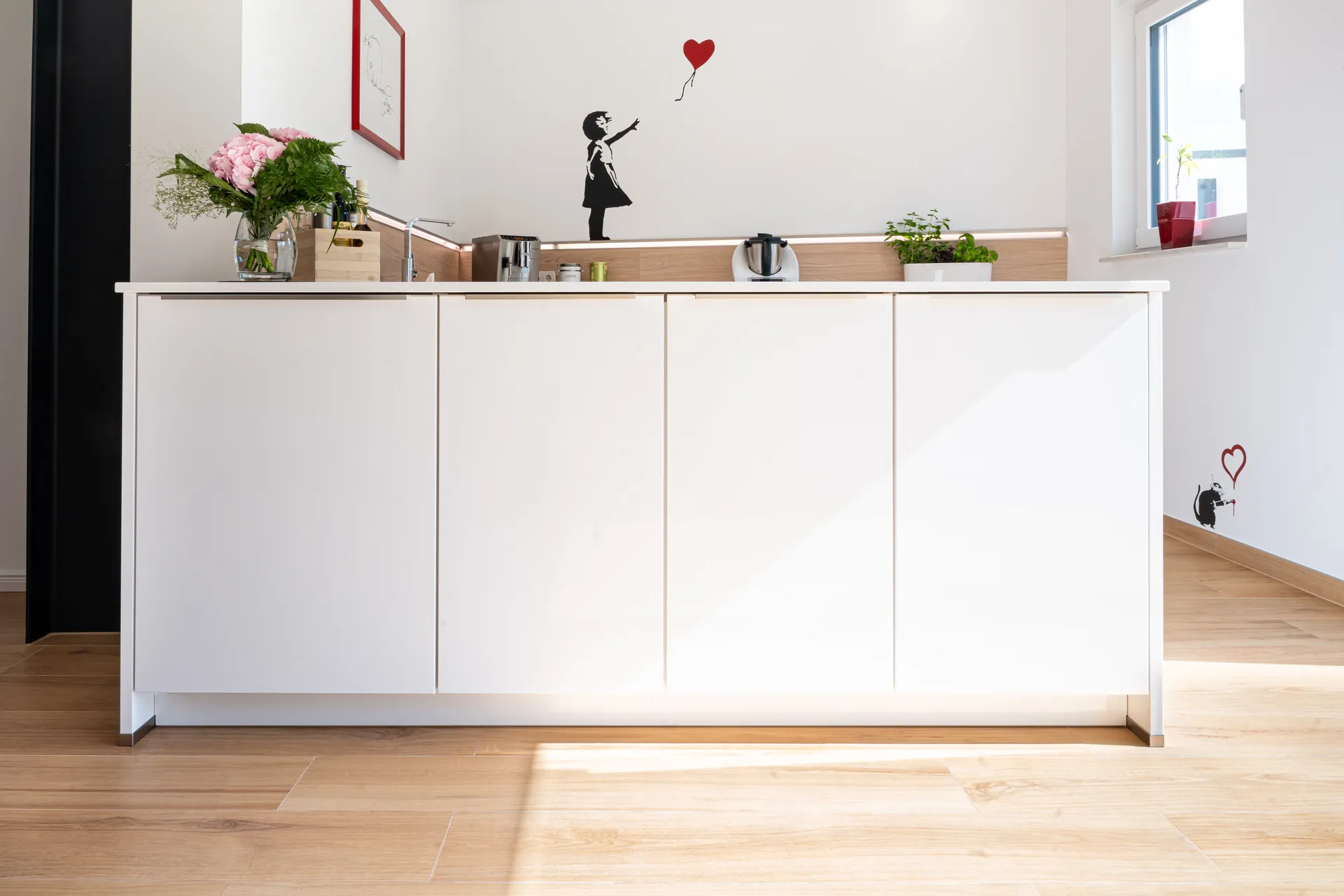 Designküche in U-Form – Halbinsel mit Quarzkomposit und Bora