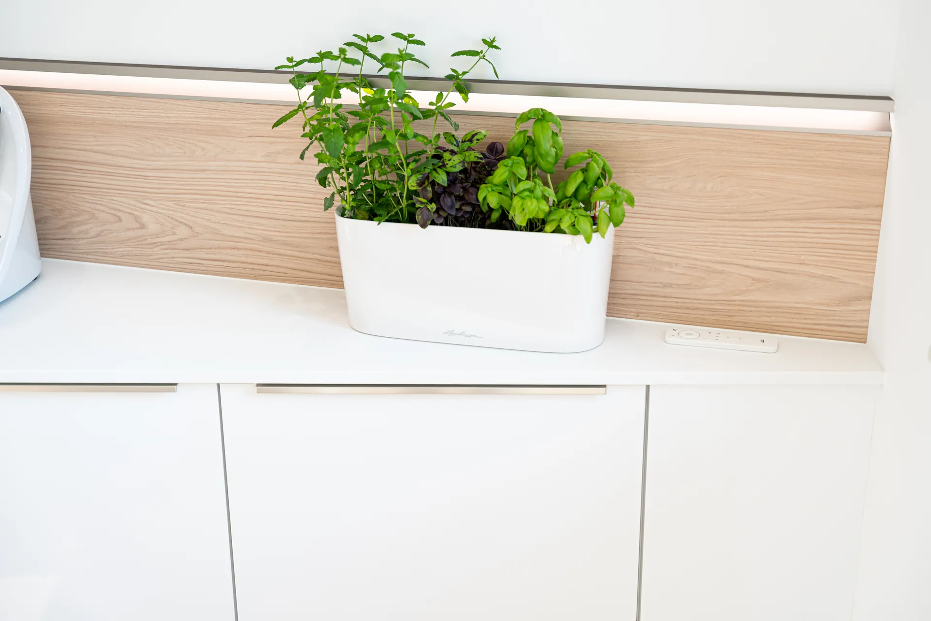 Designküche in U-Form – Halbinsel mit Quarzkomposit und Bora