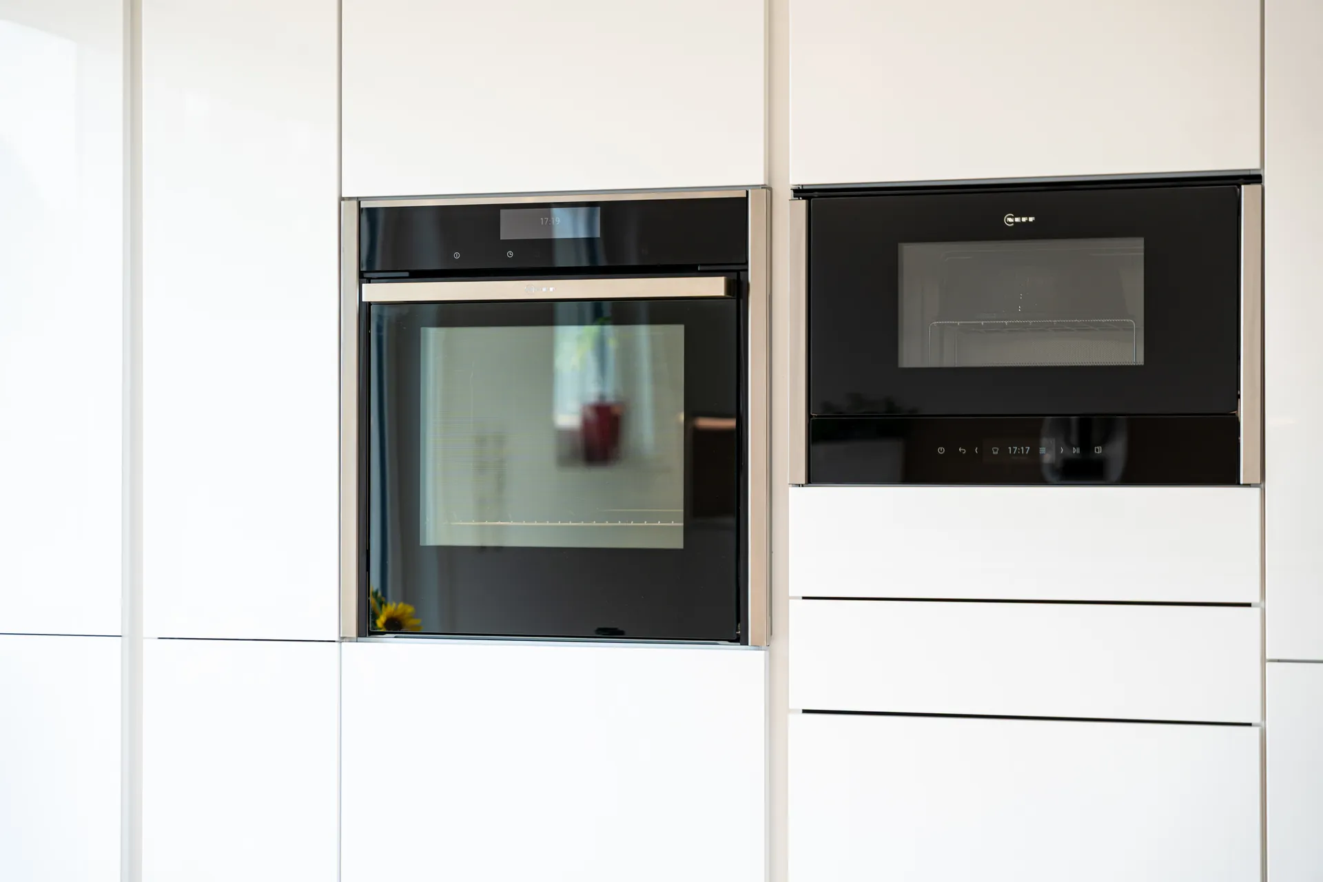 Designküche in U-Form – Halbinsel mit Quarzkomposit und Bora
