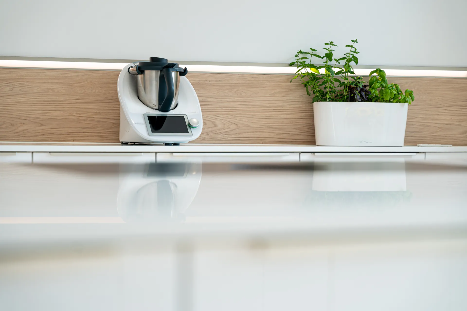 Designküche in U-Form – Halbinsel mit Quarzkomposit und Bora