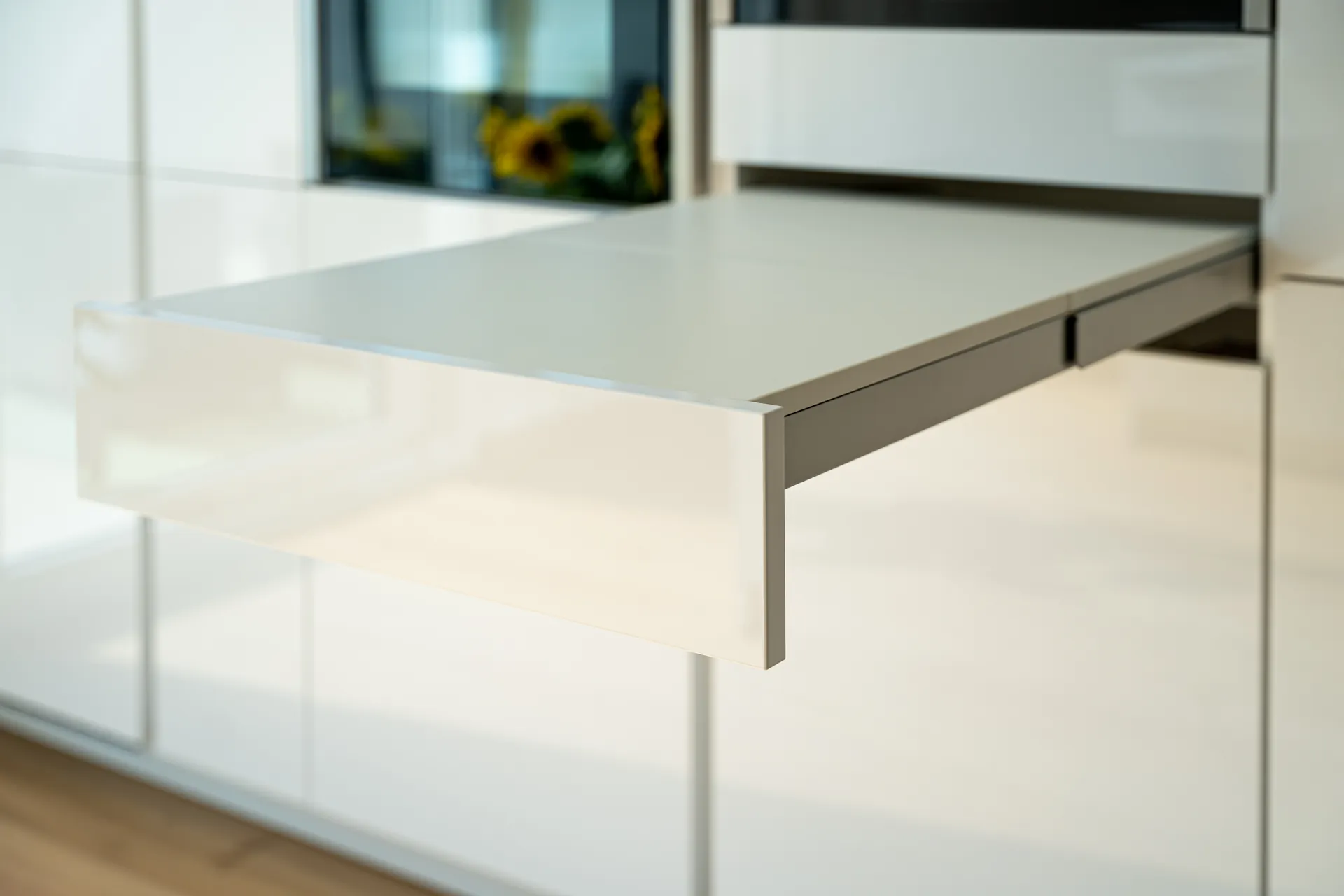 Designküche in U-Form – Halbinsel mit Quarzkomposit und Bora