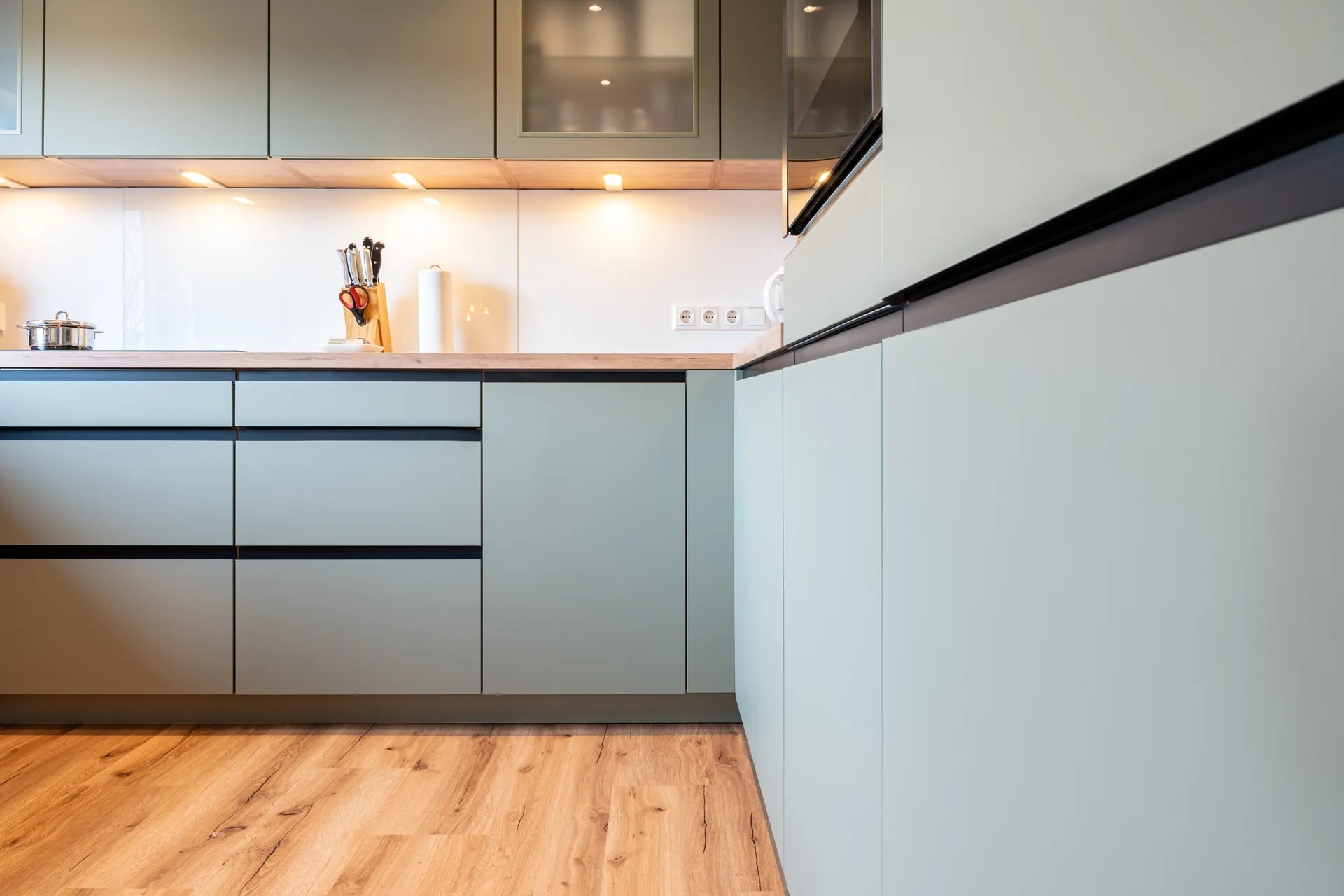 Designküche in U-Form – Olive und Eiche mit Bora