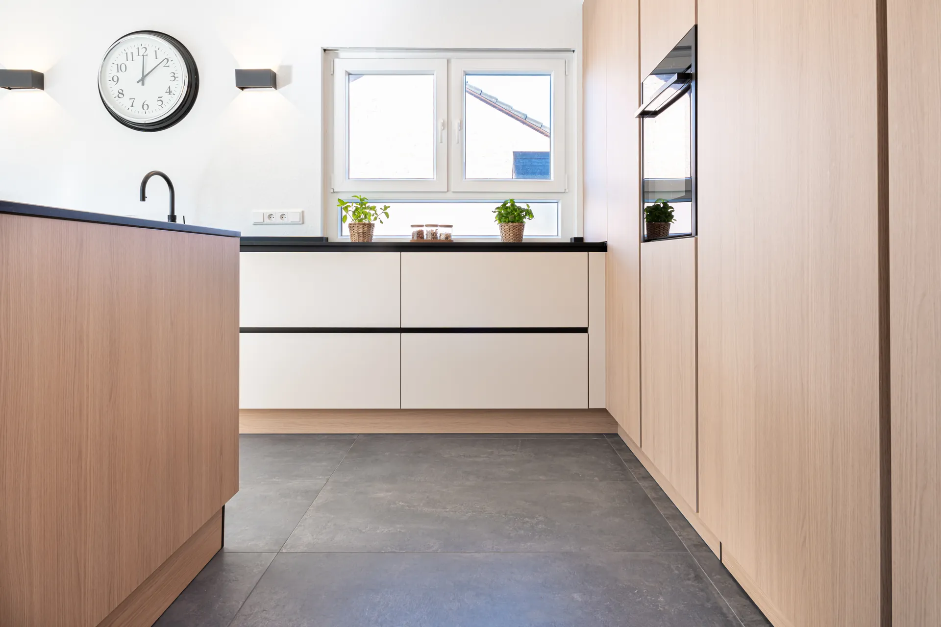 Grifflose Designküche mit Insel – Feineiche und Naturstein
