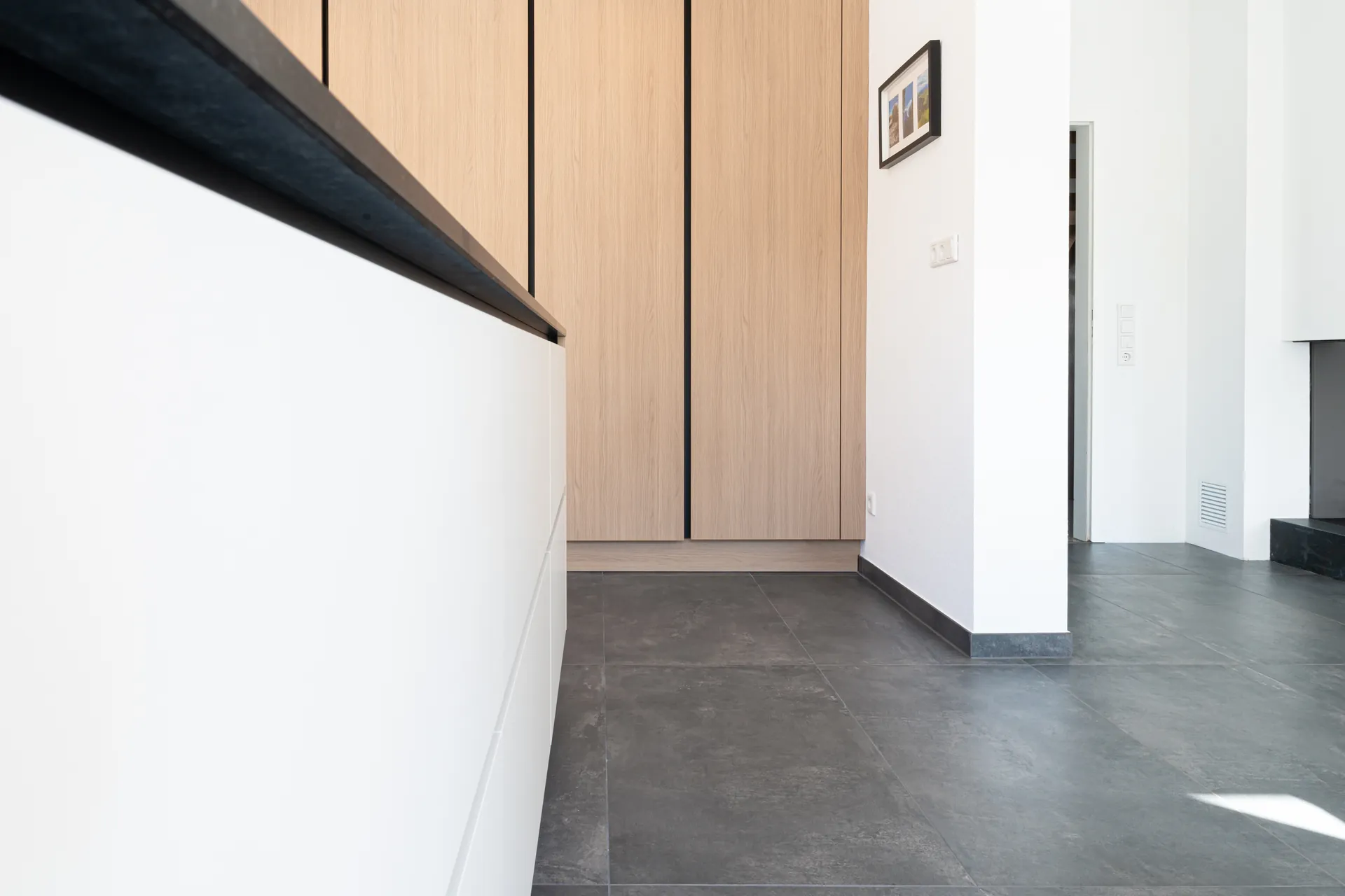 Grifflose Designküche mit Insel – Feineiche und Naturstein