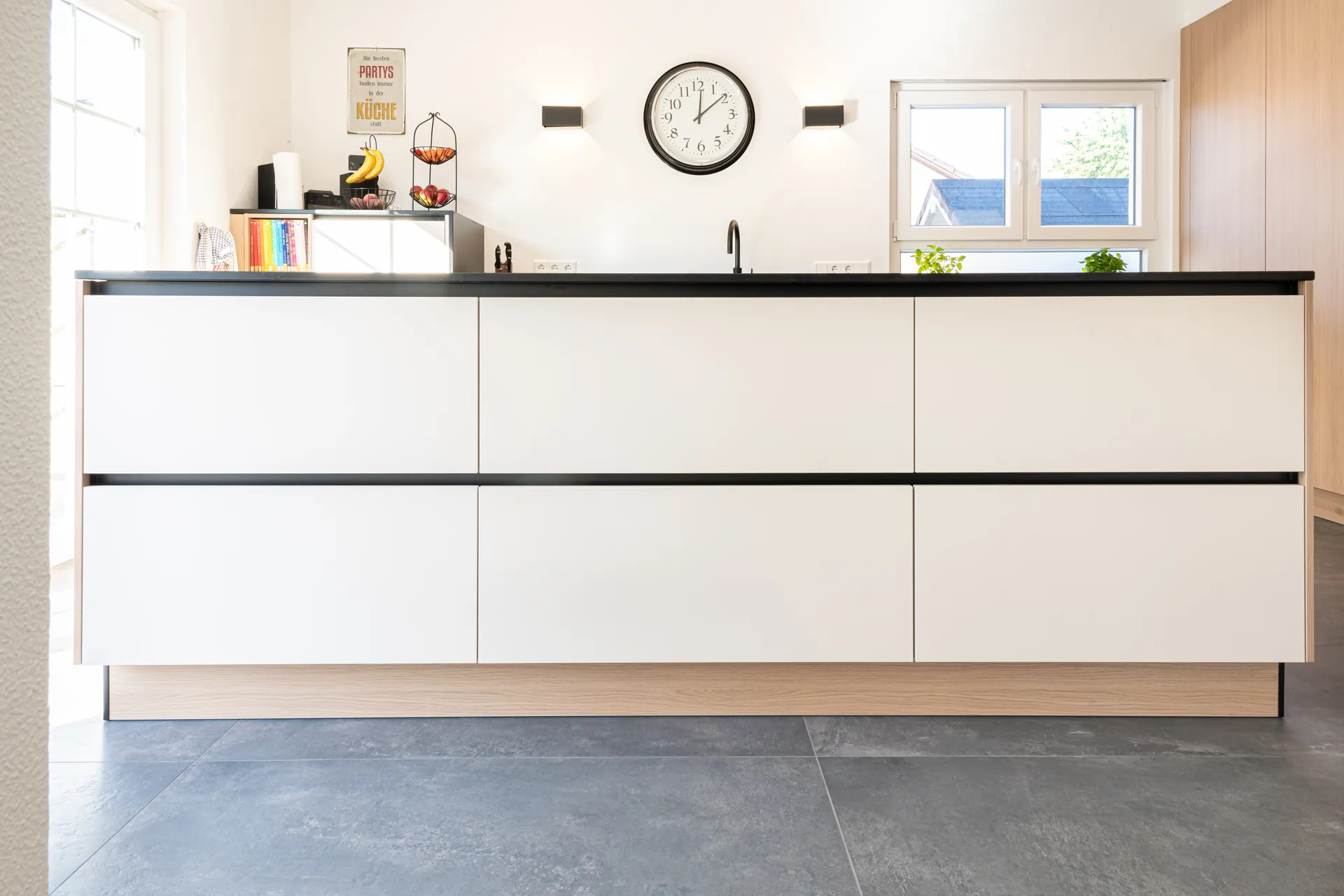 Grifflose Designküche mit Insel – Feineiche und Naturstein