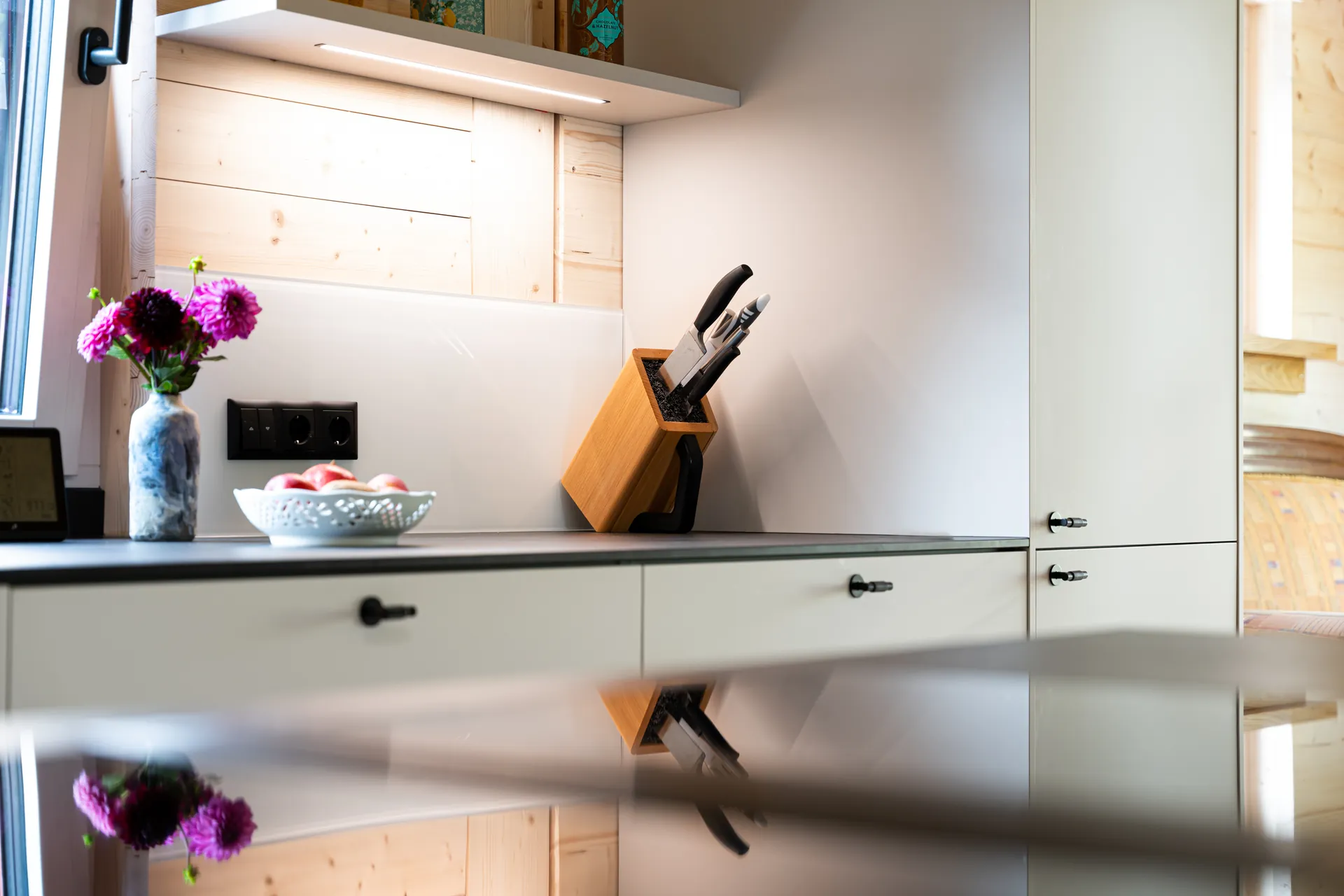 Designküche mit Insel – Küchenzeile mit Keramik und Bora Professional