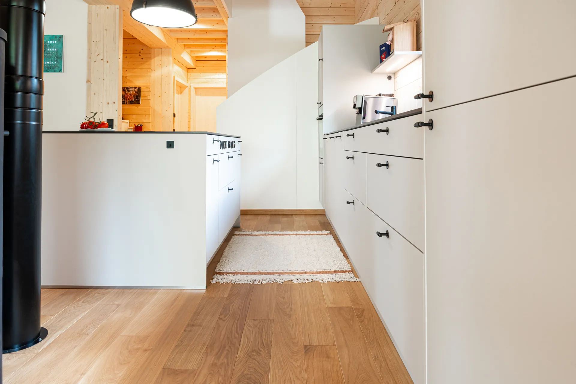 Designküche mit Insel – Küchenzeile mit Keramik und Bora Professional