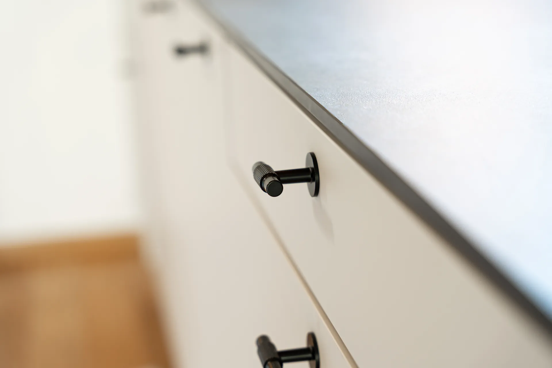 Designküche mit Insel – Küchenzeile mit Keramik und Bora Professional