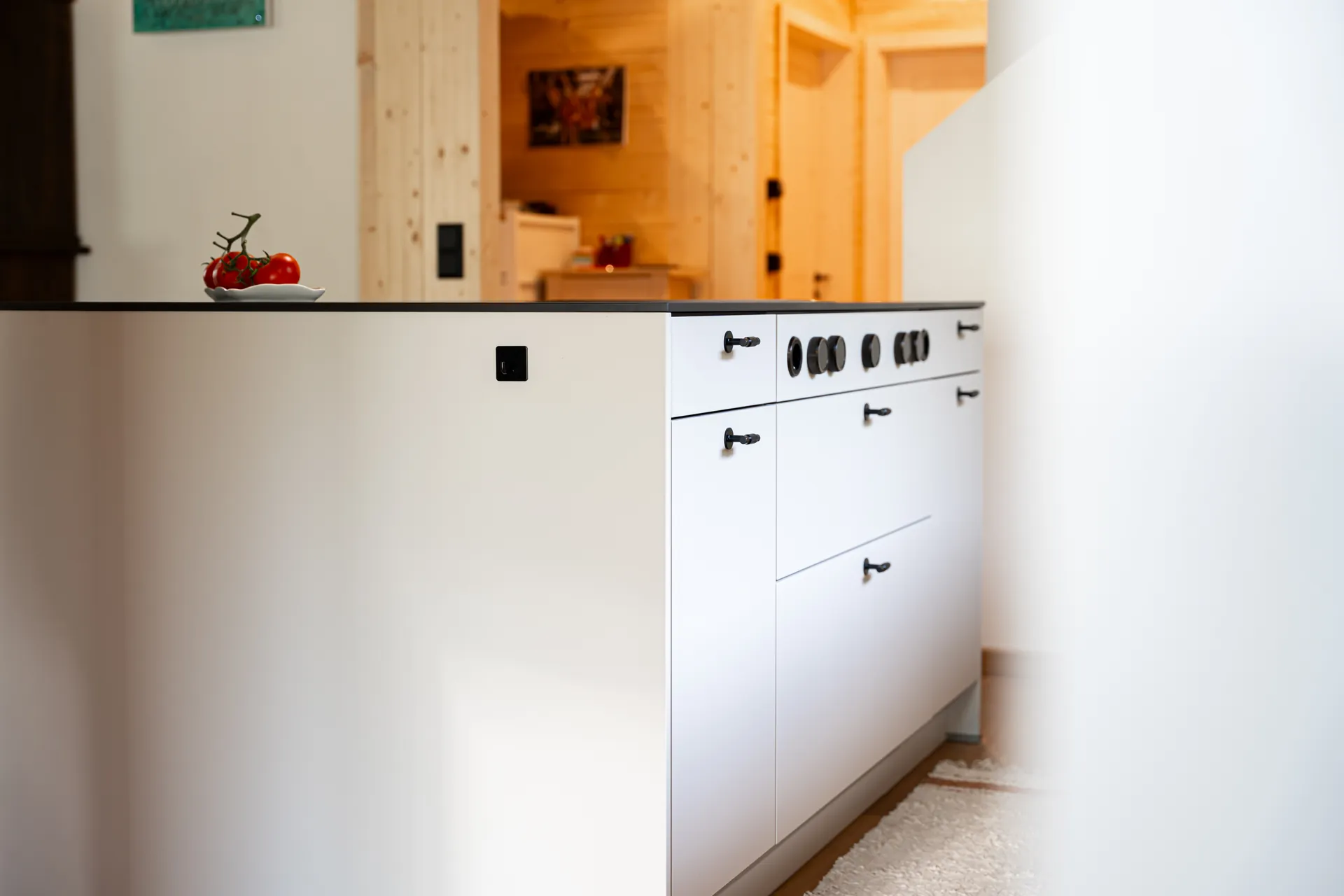Designküche mit Insel – Küchenzeile mit Keramik und Bora Professional
