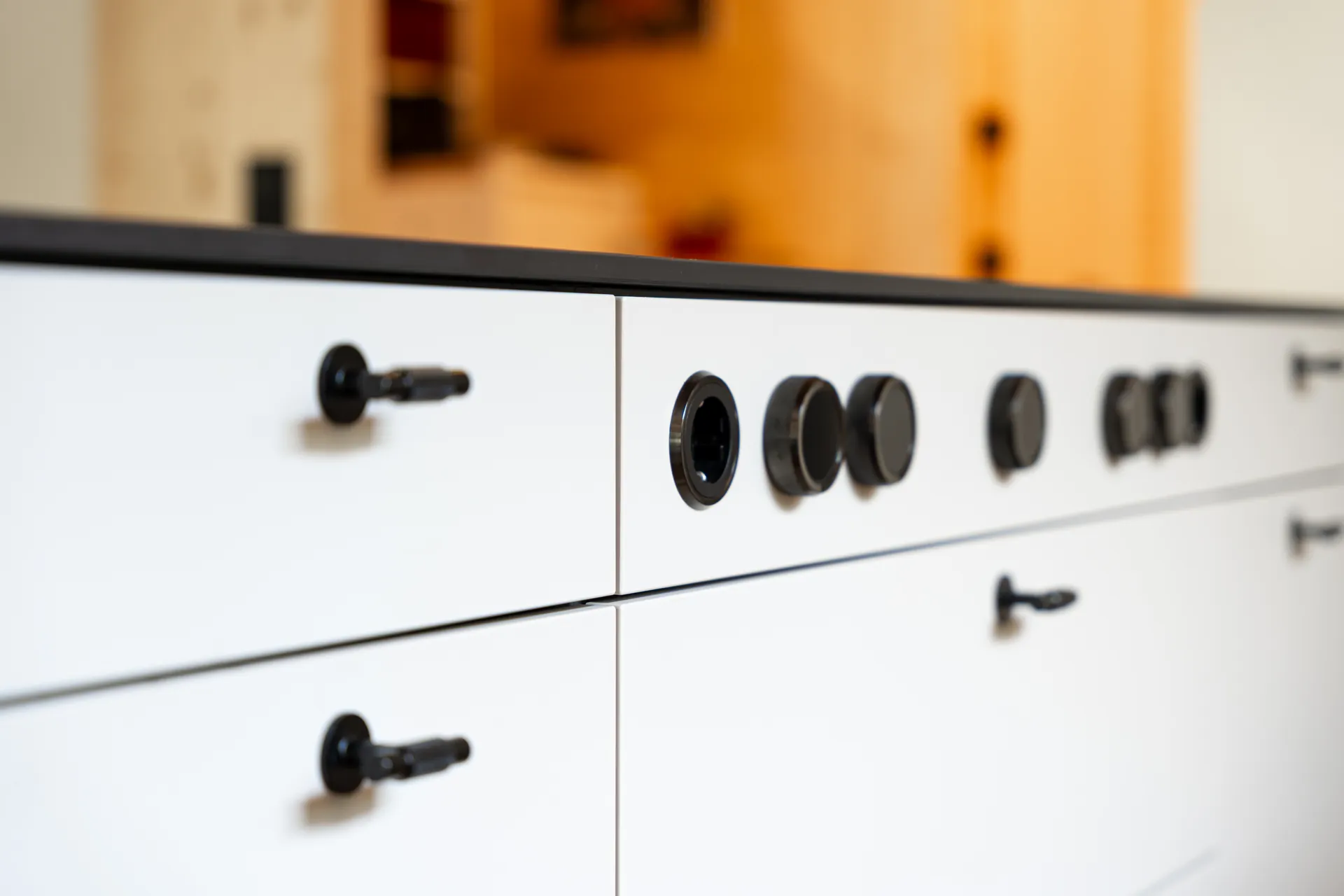 Designküche mit Insel – Küchenzeile mit Keramik und Bora Professional