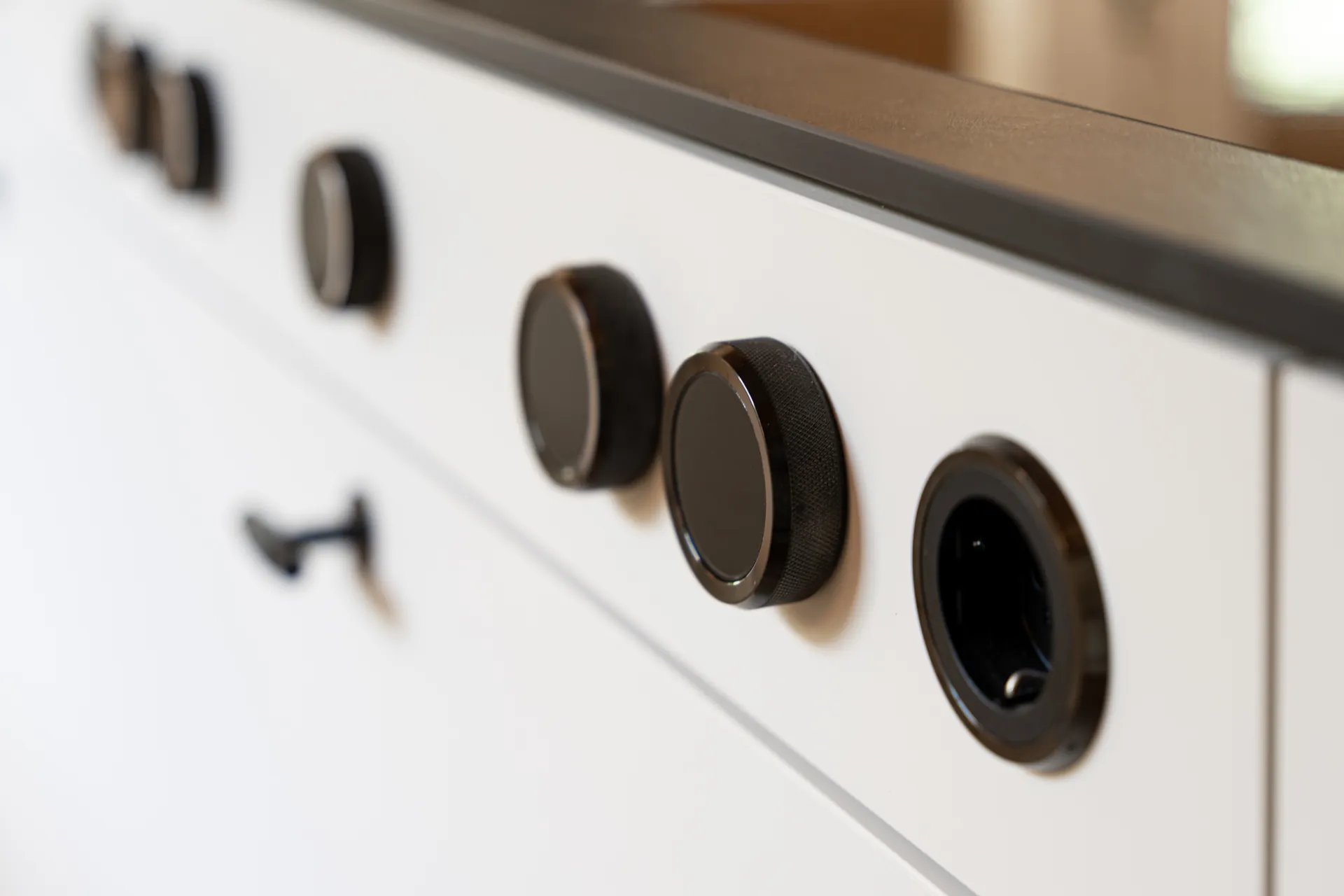 Designküche mit Insel – Küchenzeile mit Keramik und Bora Professional