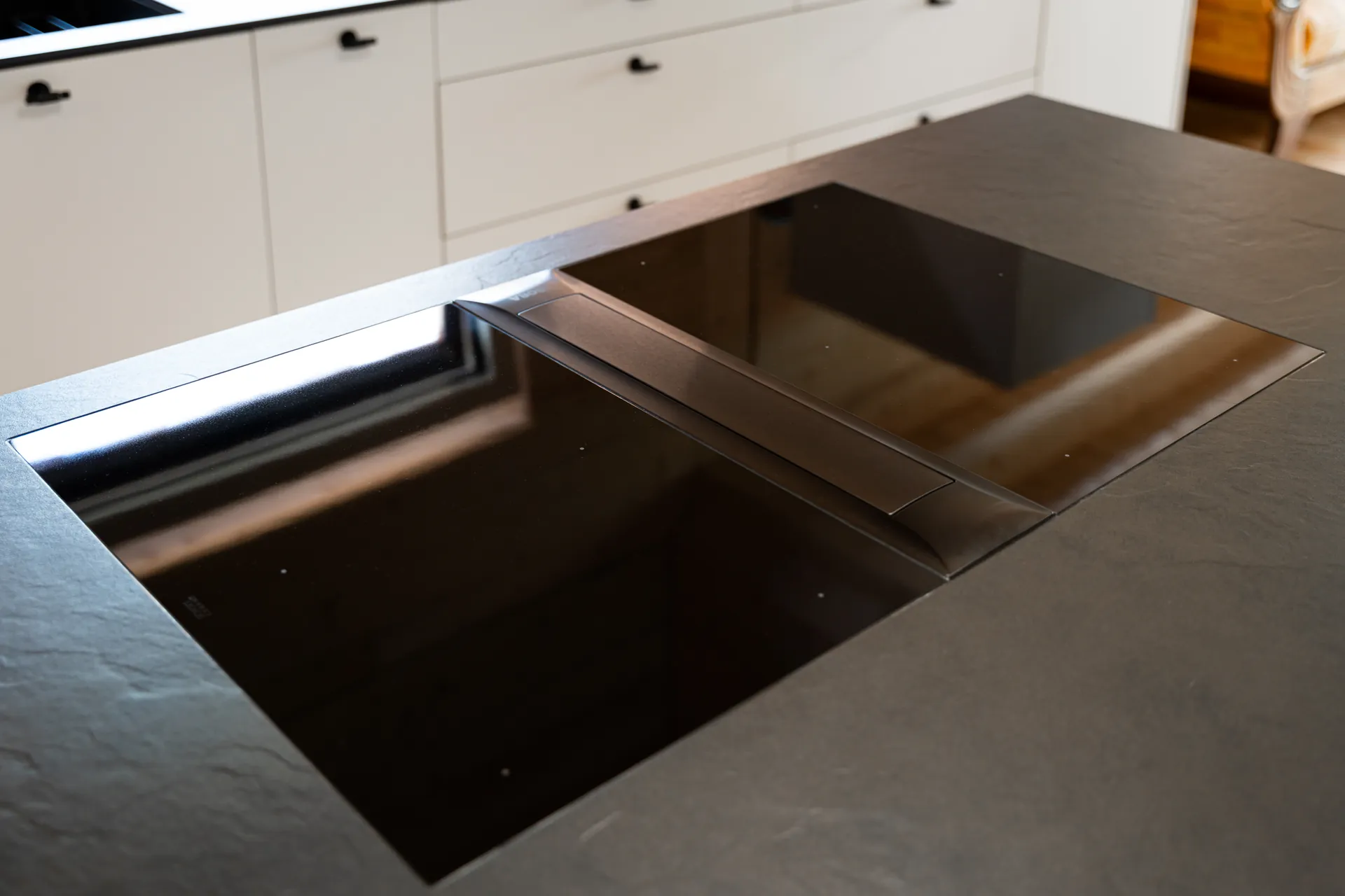 Designküche mit Insel – Küchenzeile mit Keramik und Bora Professional