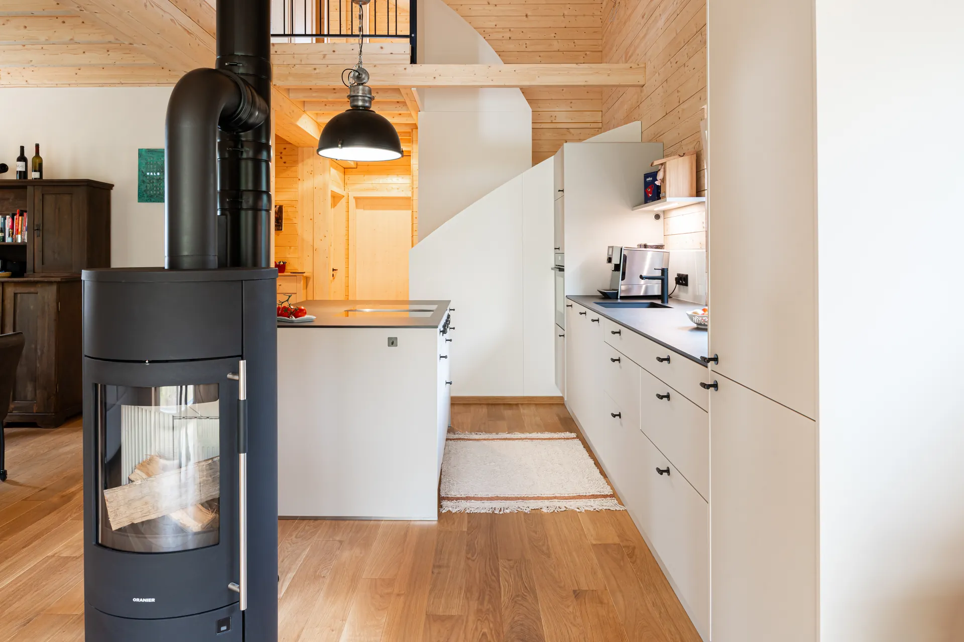 Designküche mit Insel – Küchenzeile mit Keramik und Bora Professional