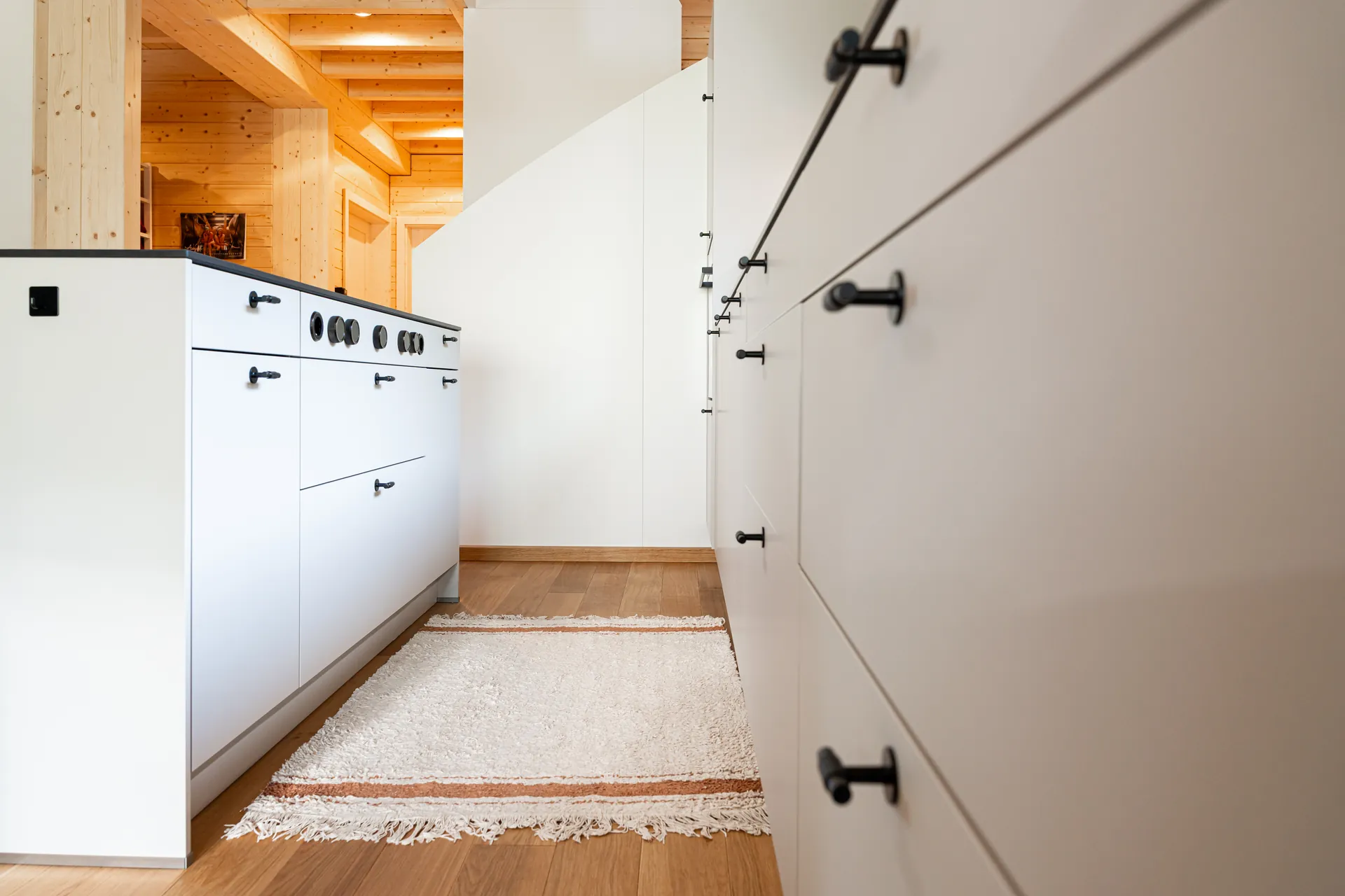 Designküche mit Insel – Küchenzeile mit Keramik und Bora Professional