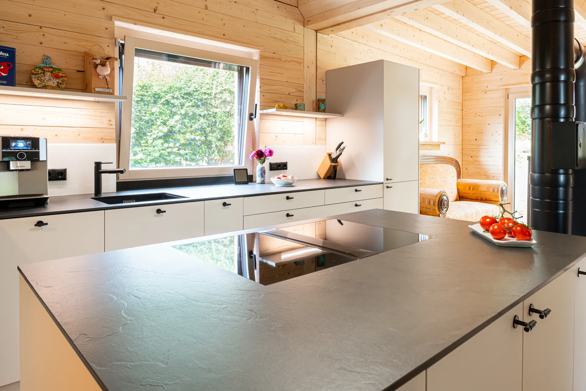 Designküche mit Insel – Küchenzeile mit Keramik und Bora Professional