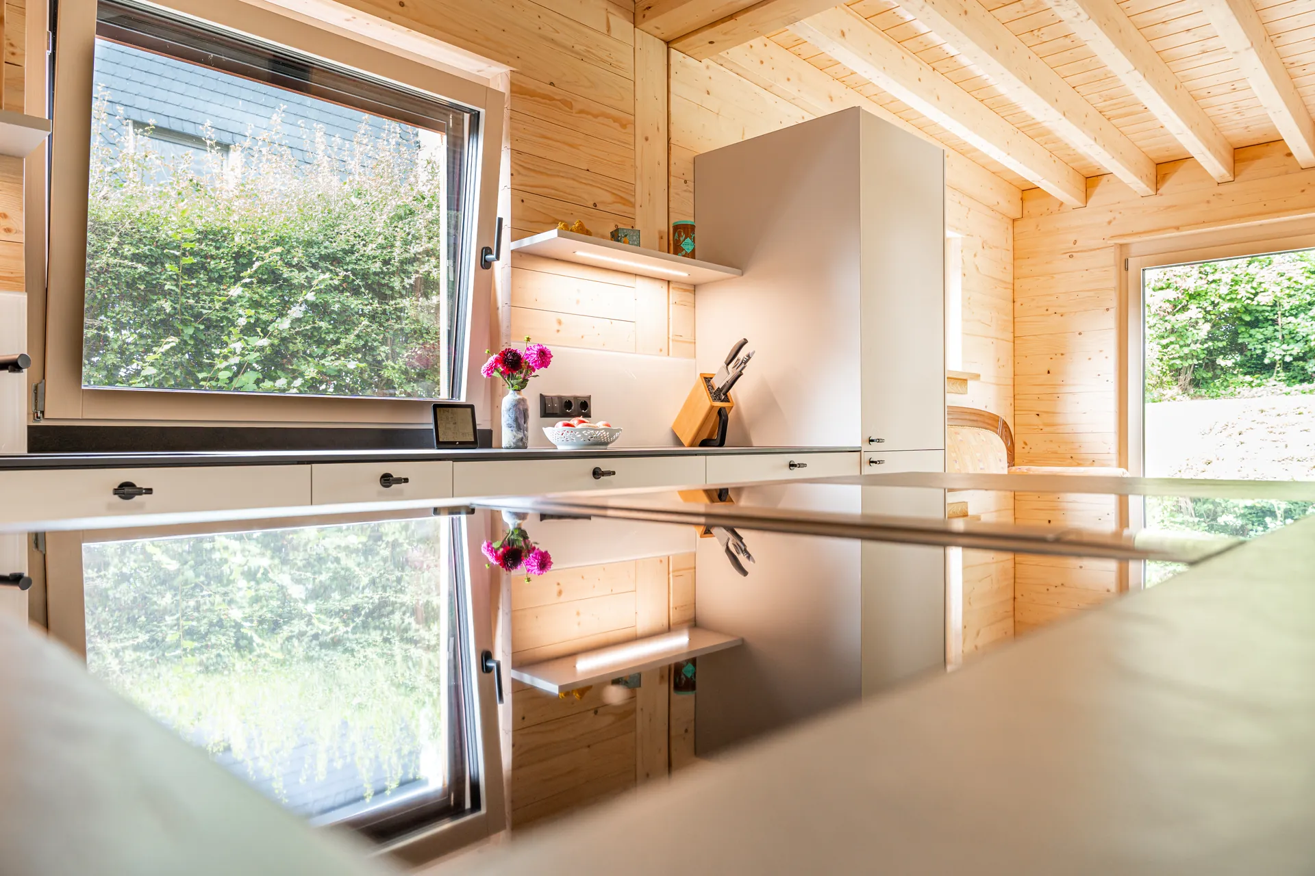 Designküche mit Insel – Küchenzeile mit Keramik und Bora Professional