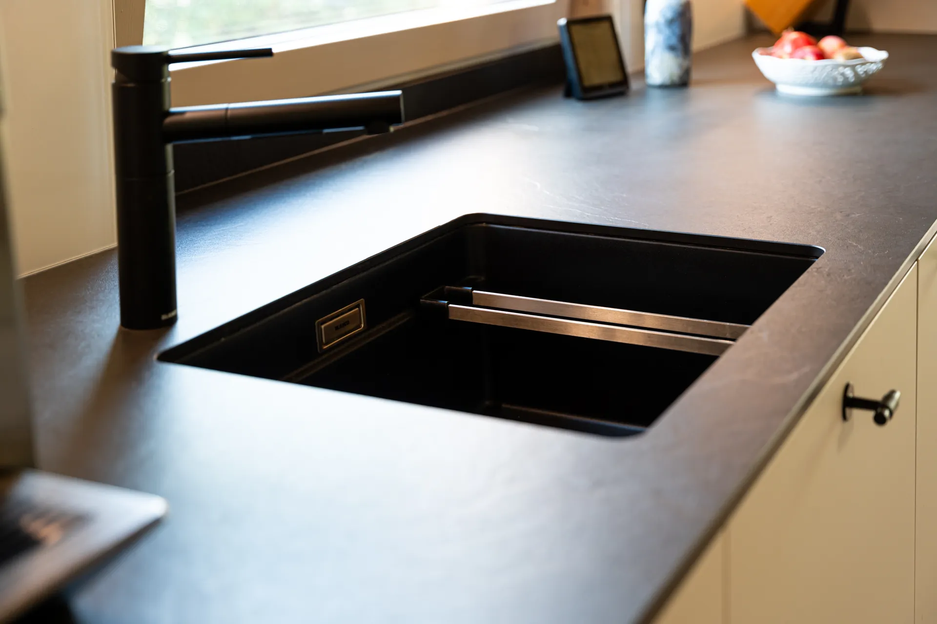 Designküche mit Insel – Küchenzeile mit Keramik und Bora Professional