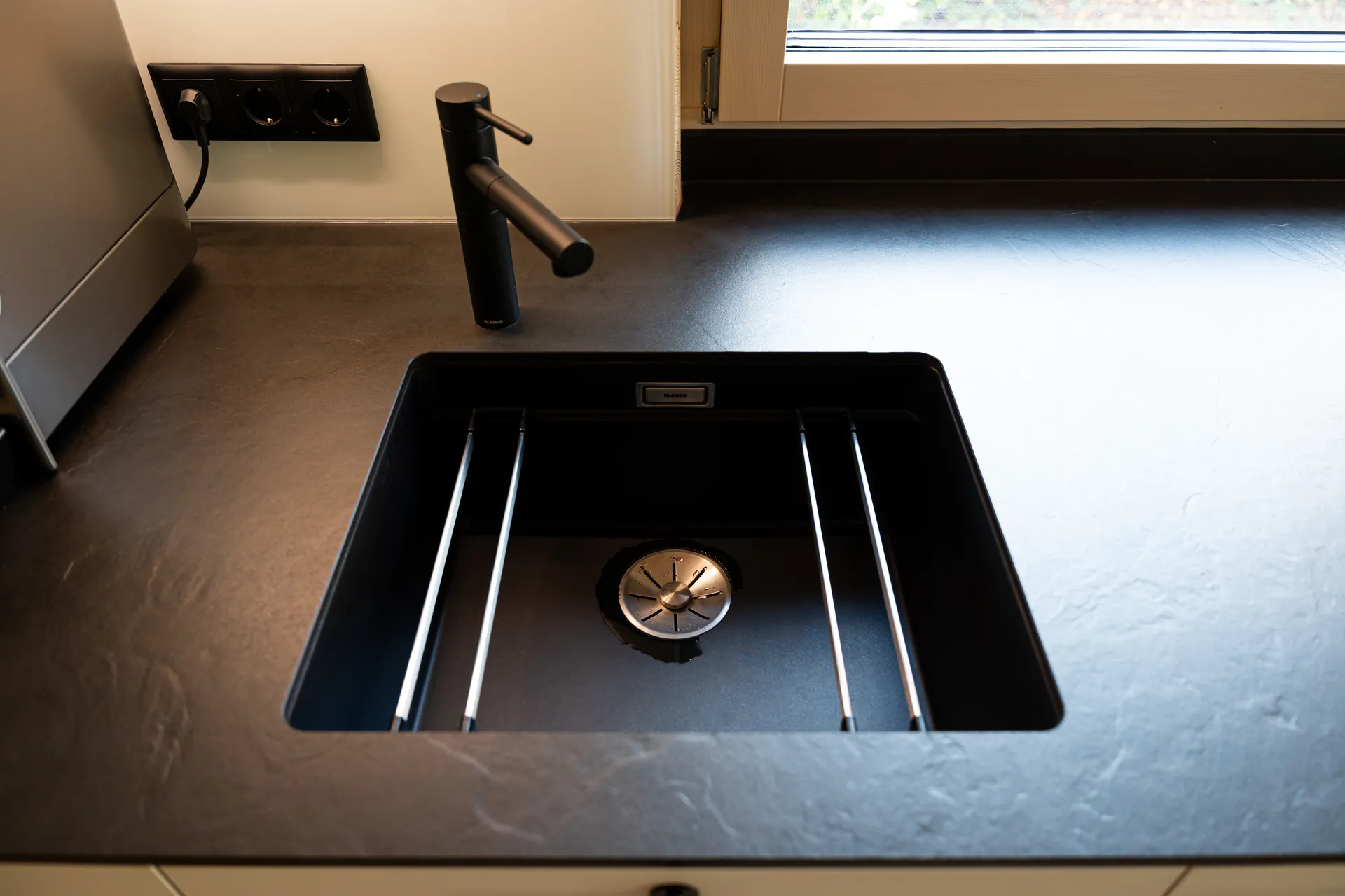 Designküche mit Insel – Küchenzeile mit Keramik und Bora Professional