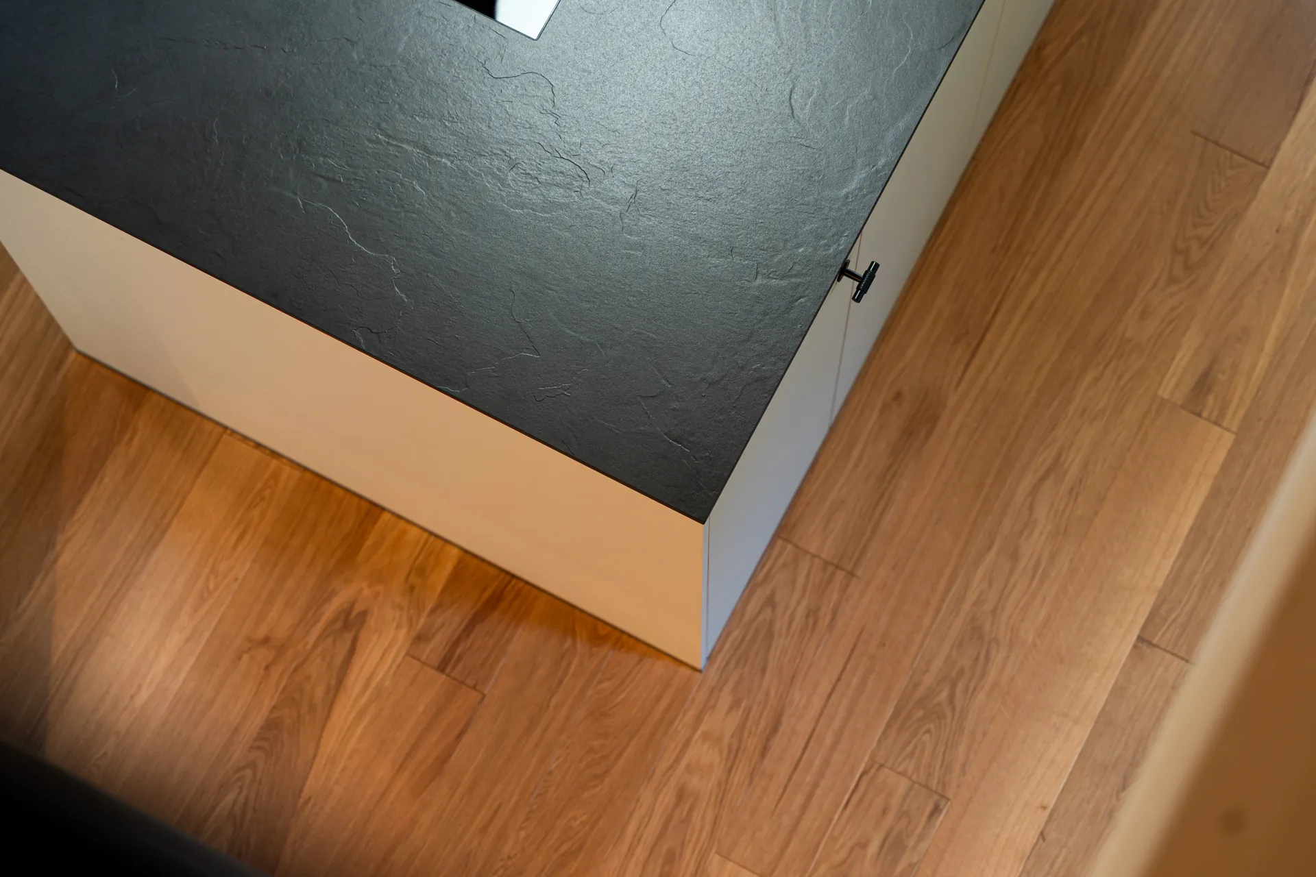 Designküche mit Insel – Küchenzeile mit Keramik und Bora Professional