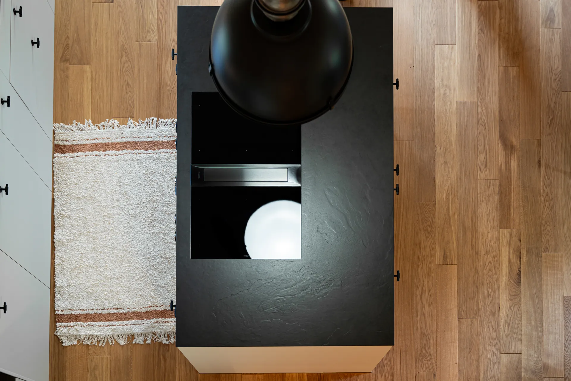 Designküche mit Insel – Küchenzeile mit Keramik und Bora Professional