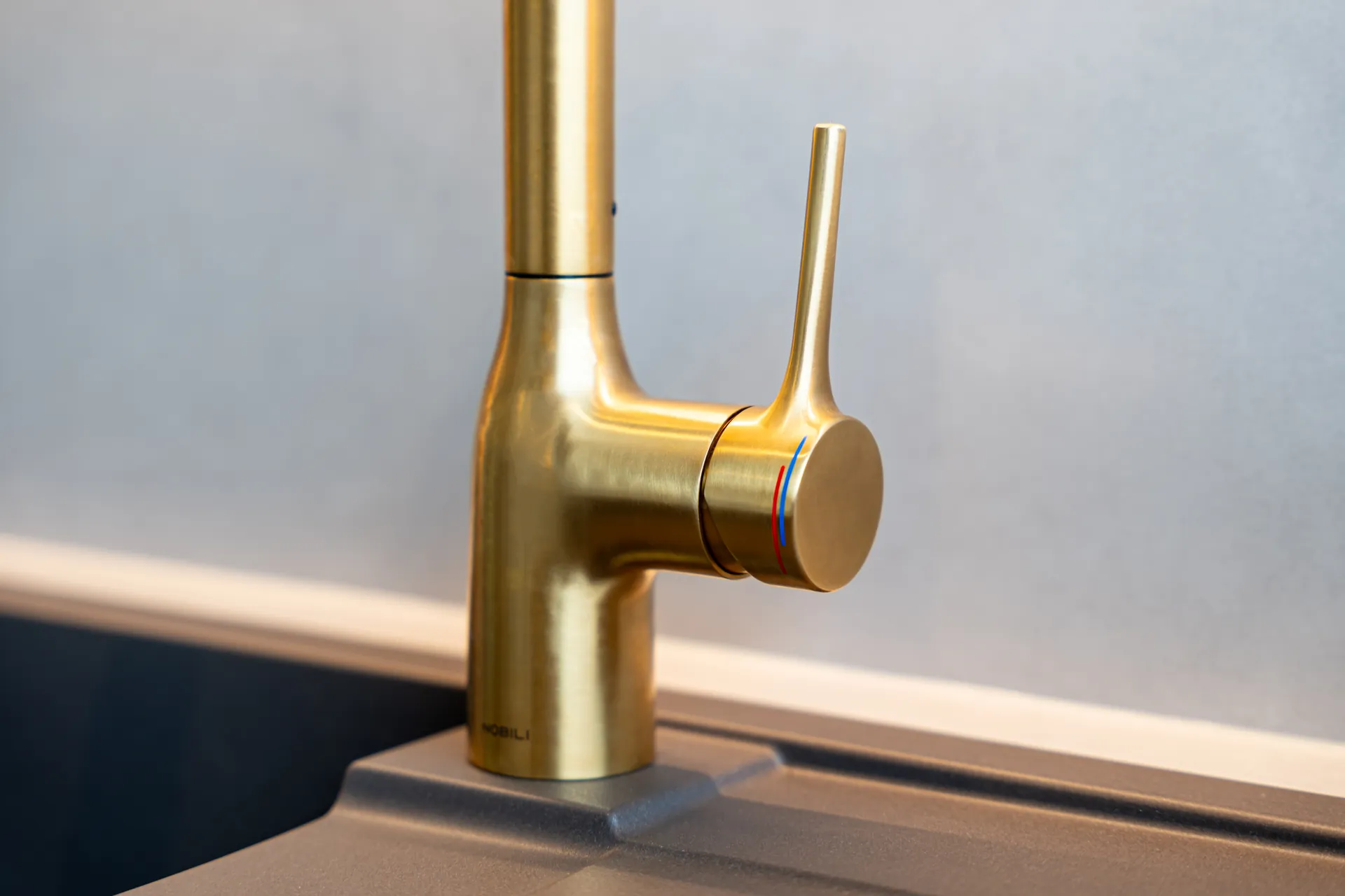 Designküche in U-Form – Blau mit Holz und Keramik