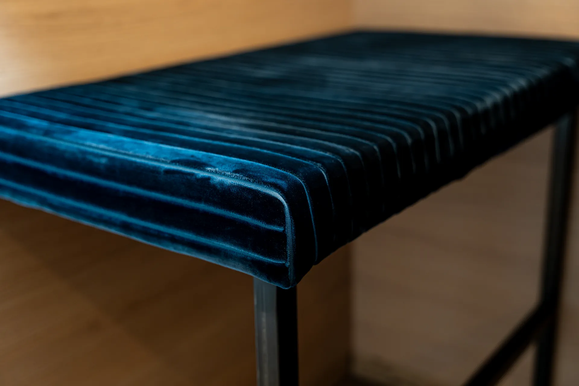 Designküche in U-Form – Blau mit Holz und Keramik