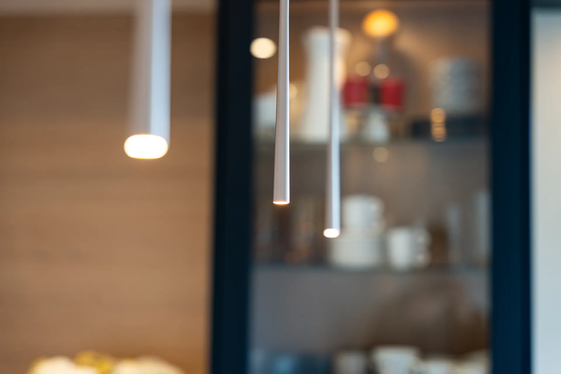 Designküche in U-Form – Blau mit Holz und Keramik