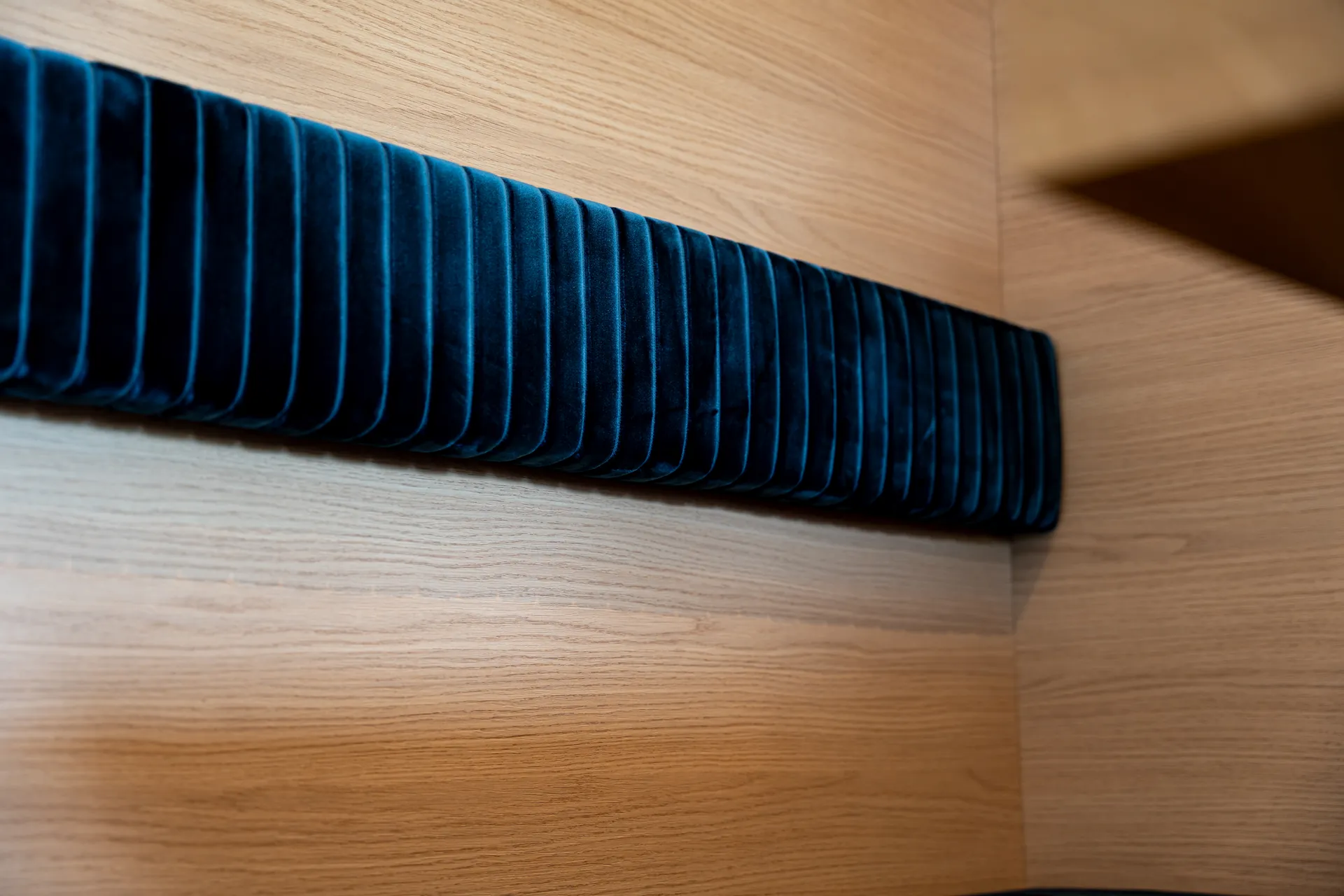 Designküche in U-Form – Blau mit Holz und Keramik