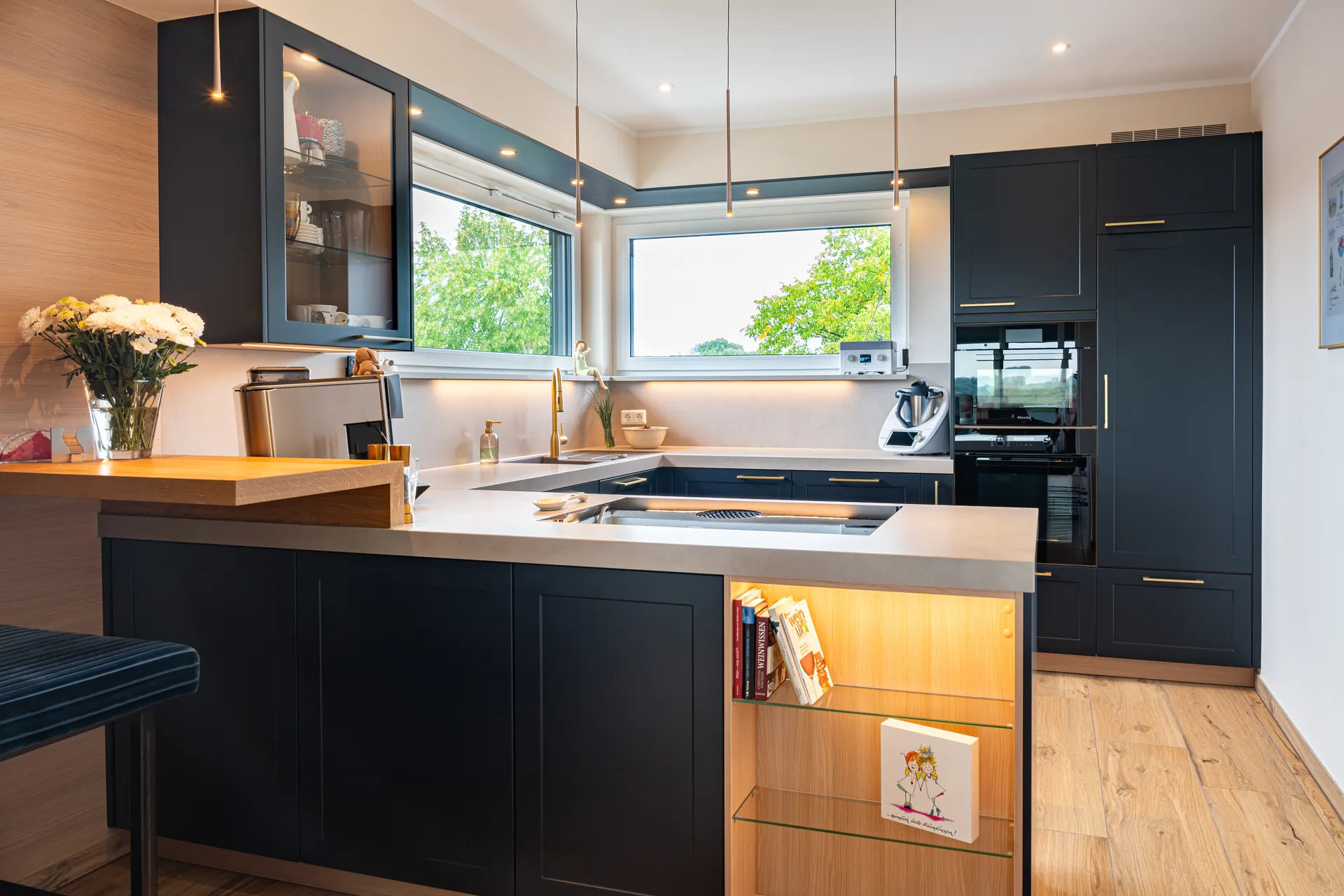 Designküche in U-Form – Blau mit Holz und Keramik