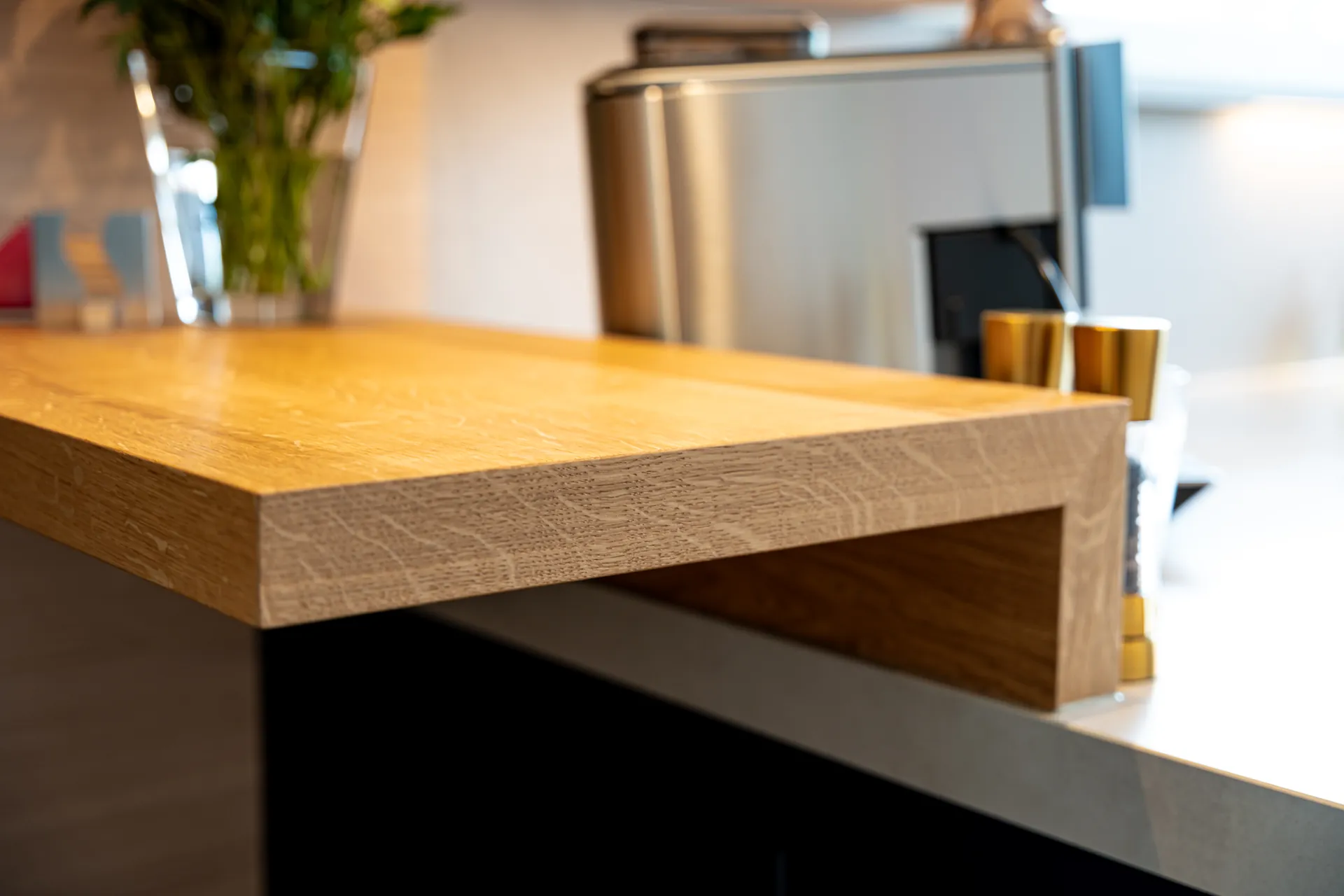 Designküche in U-Form – Blau mit Holz und Keramik