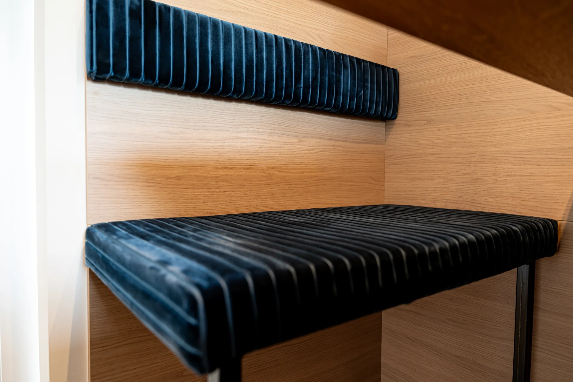 Designküche in U-Form – Blau mit Holz und Keramik
