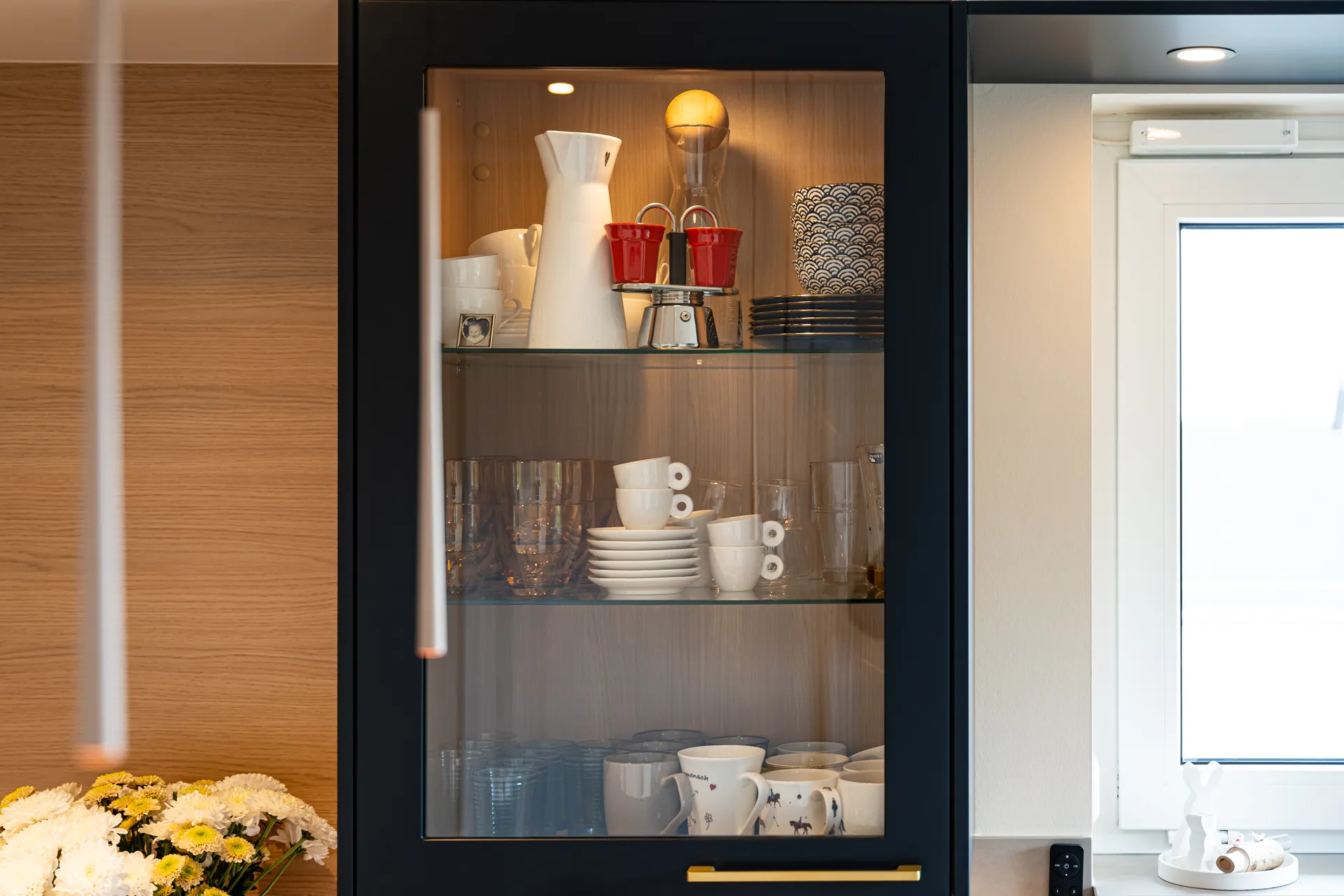 Designküche in U-Form – Blau mit Holz und Keramik