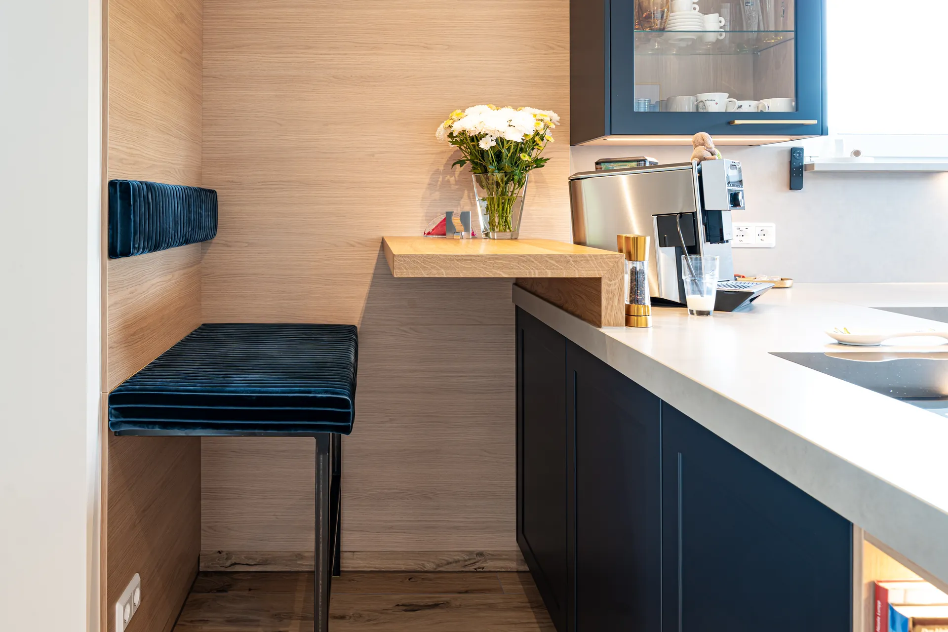 Designküche in U-Form – Blau mit Holz und Keramik