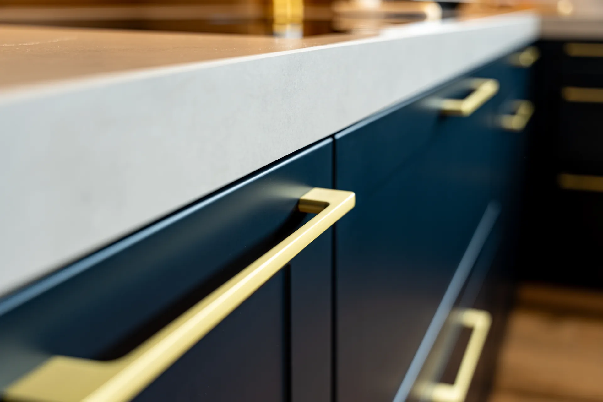 Designküche in U-Form – Blau mit Holz und Keramik