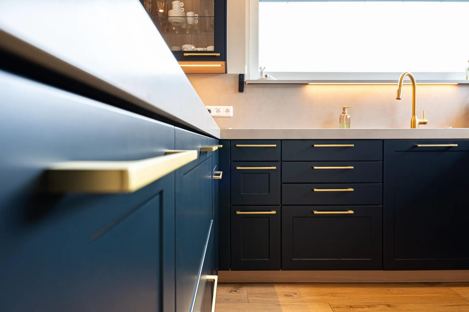 Designküche in U-Form – Blau mit Holz und Keramik