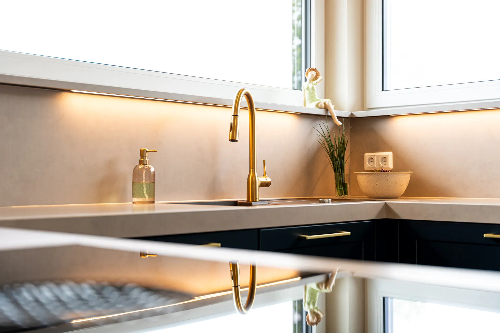 Designküche in U-Form – Blau mit Holz und Keramik