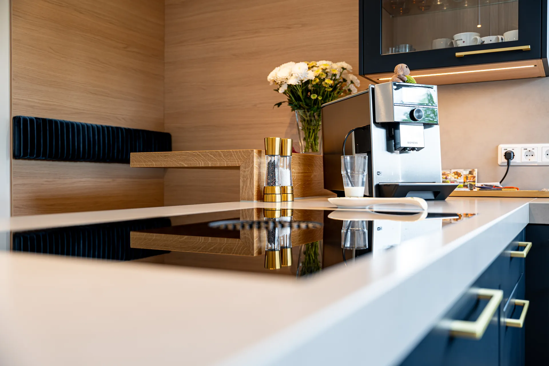 Designküche in U-Form – Blau mit Holz und Keramik