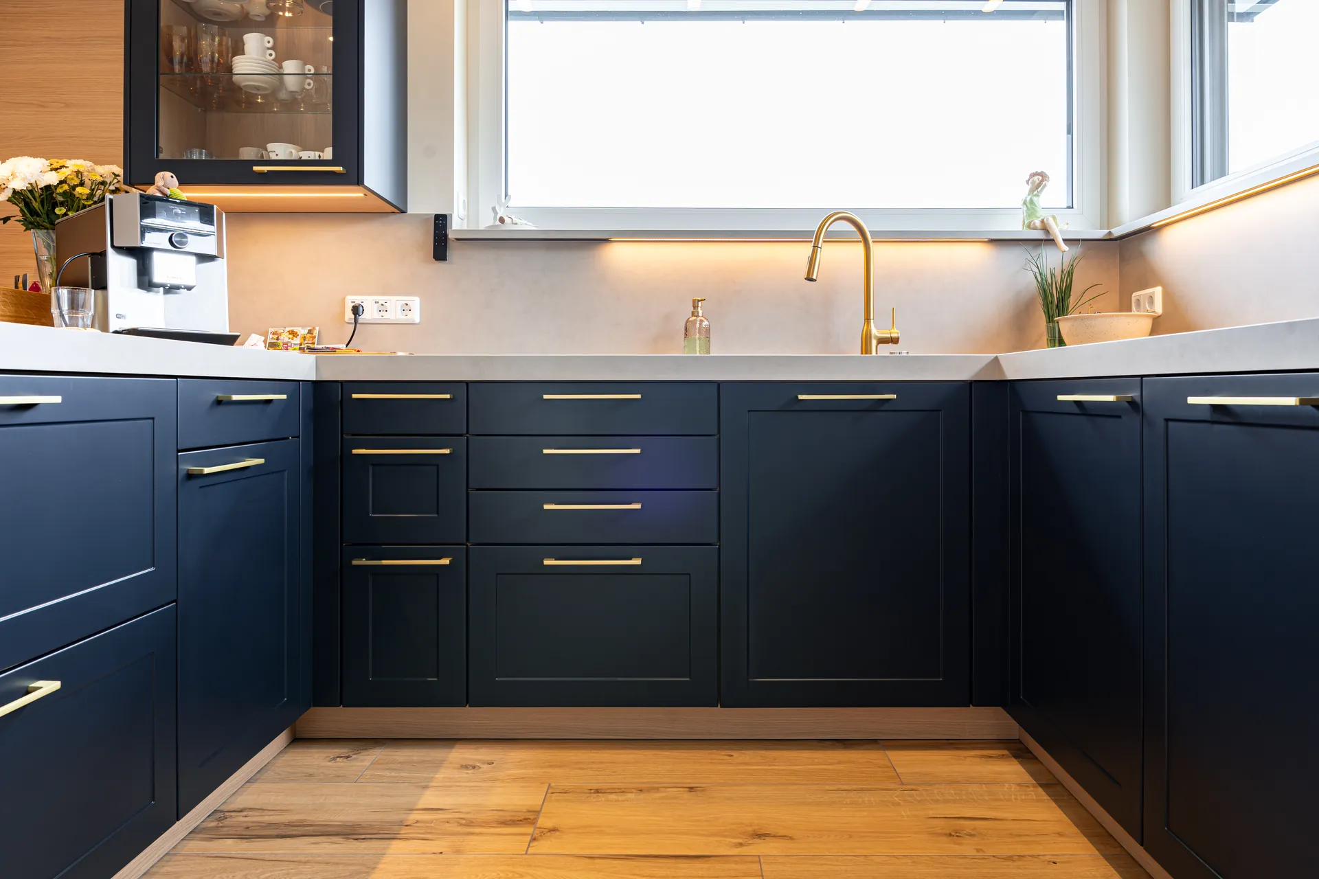 Designküche in U-Form – Blau mit Holz und Keramik